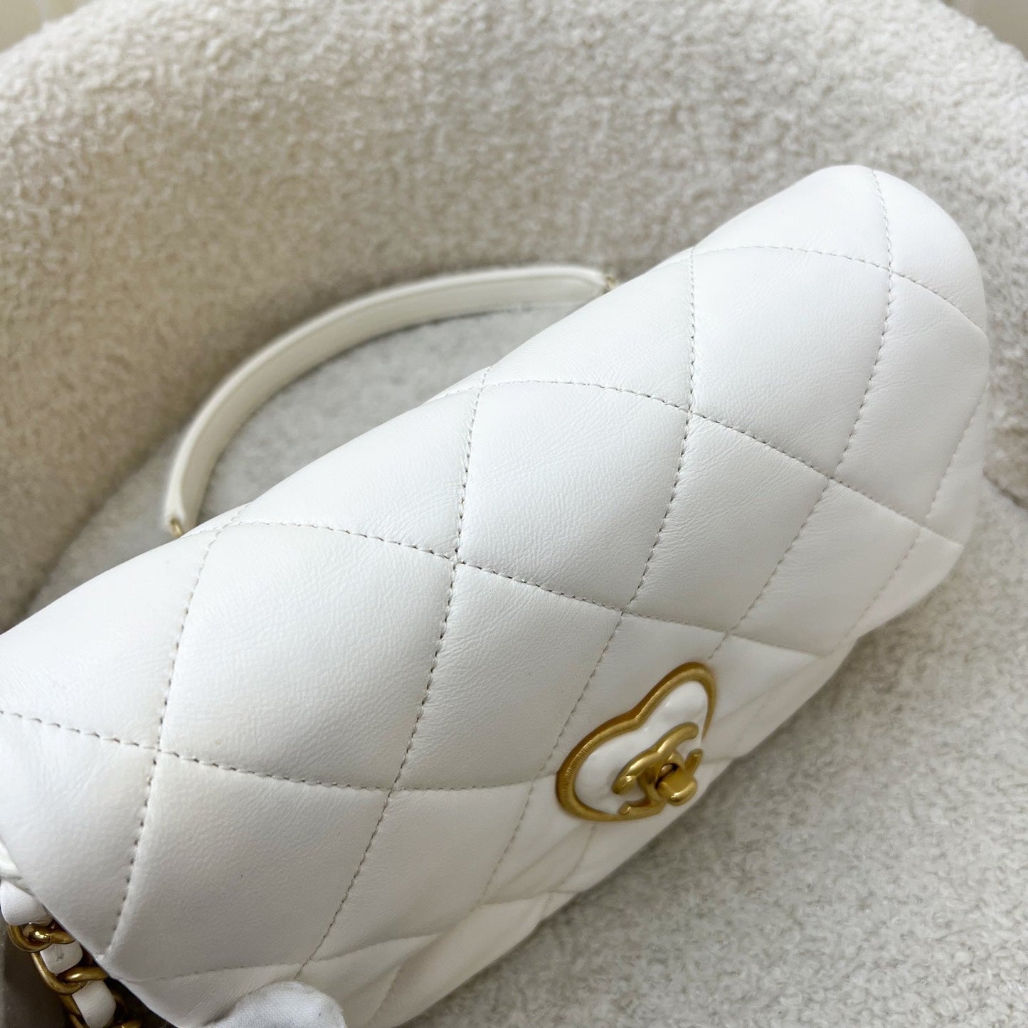 GLM-23S Heart Clasp Small Flap in White Lambskin and AGHW (Model: AS3986)