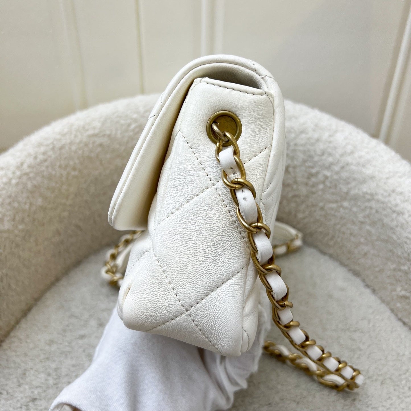 GLM-23S Heart Clasp Small Flap in White Lambskin and AGHW (Model: AS3986)