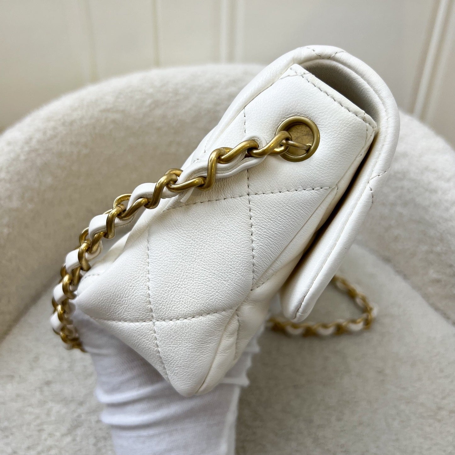 GLM-23S Heart Clasp Small Flap in White Lambskin and AGHW (Model: AS3986)