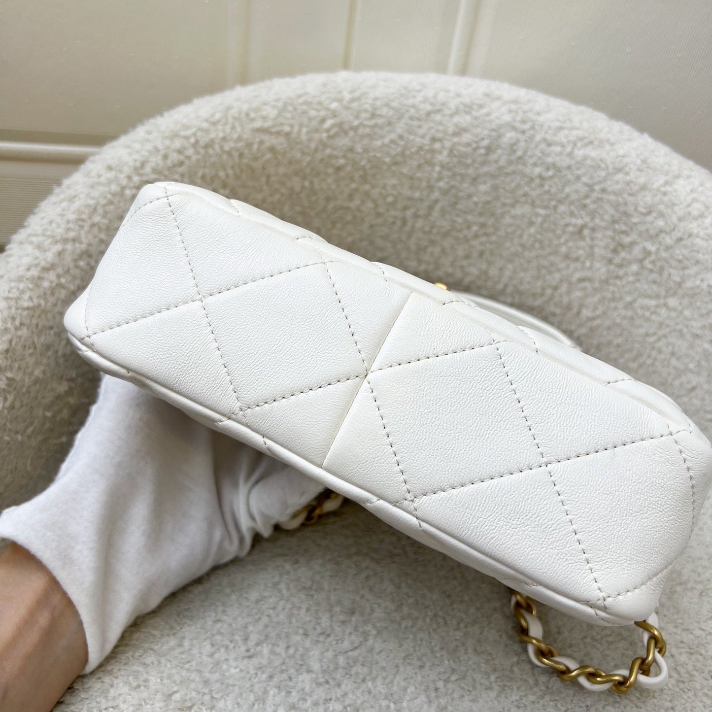 GLM-23S Heart Clasp Small Flap in White Lambskin and AGHW (Model: AS3986)