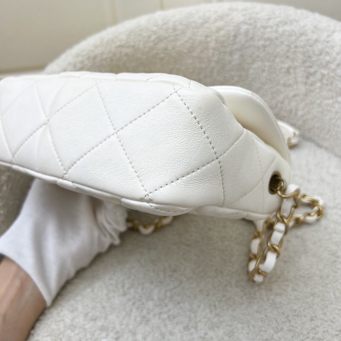 GLM-23S Heart Clasp Small Flap in White Lambskin and AGHW (Model: AS3986)