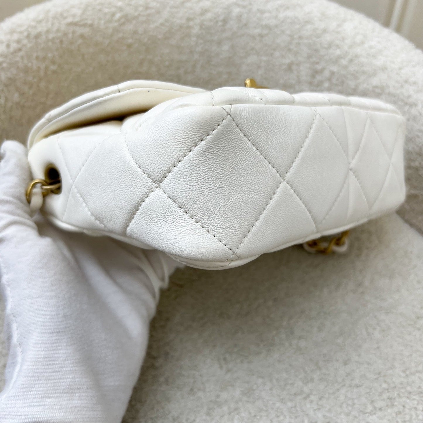 GLM-23S Heart Clasp Small Flap in White Lambskin and AGHW (Model: AS3986)