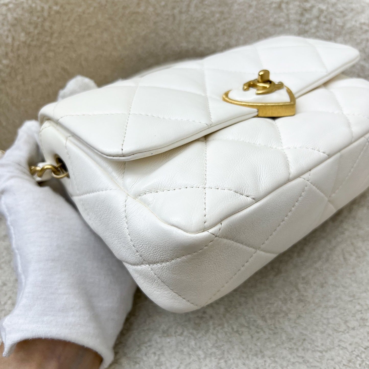 GLM-23S Heart Clasp Small Flap in White Lambskin and AGHW (Model: AS3986)