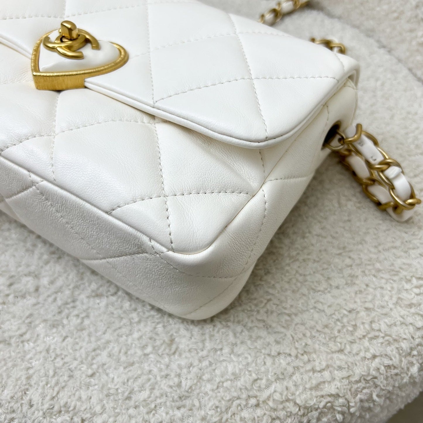 GLM-23S Heart Clasp Small Flap in White Lambskin and AGHW (Model: AS3986)