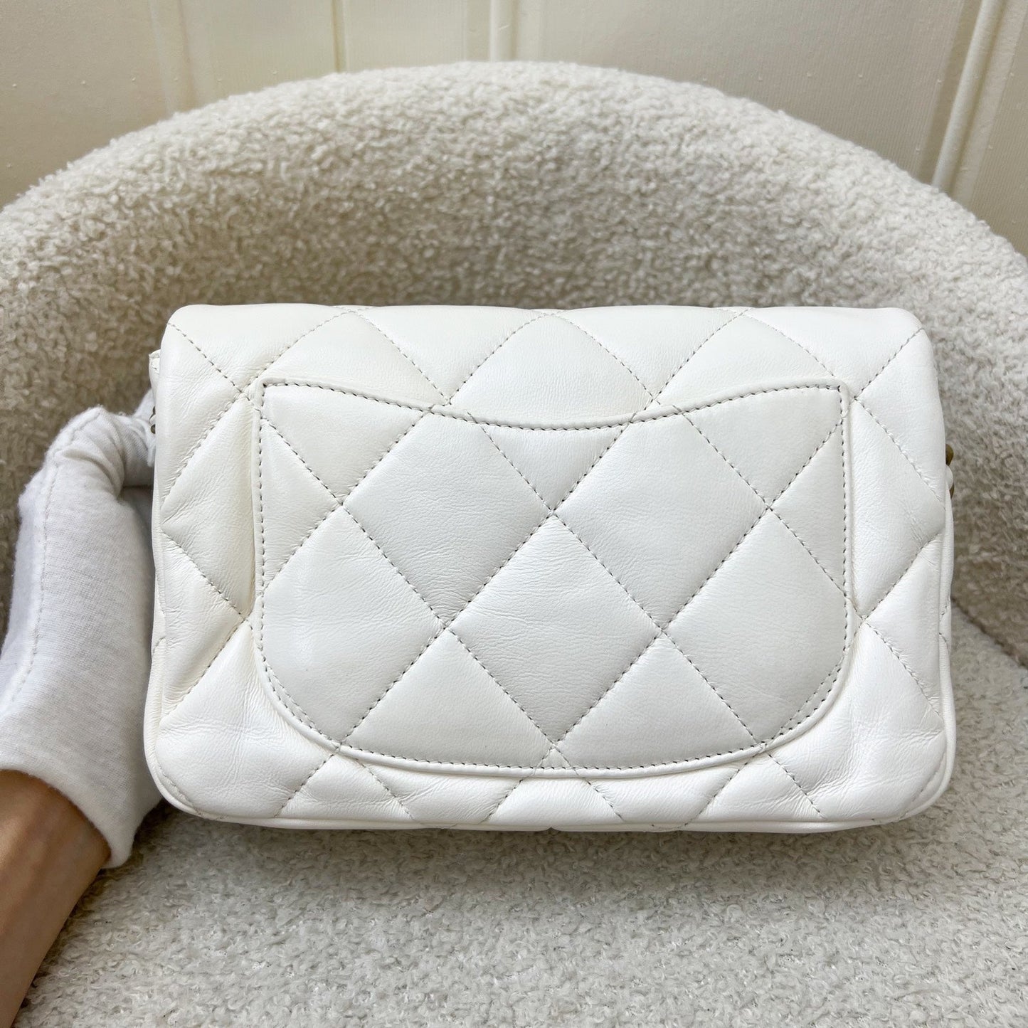 GLM-23S Heart Clasp Small Flap in White Lambskin and AGHW (Model: AS3986)