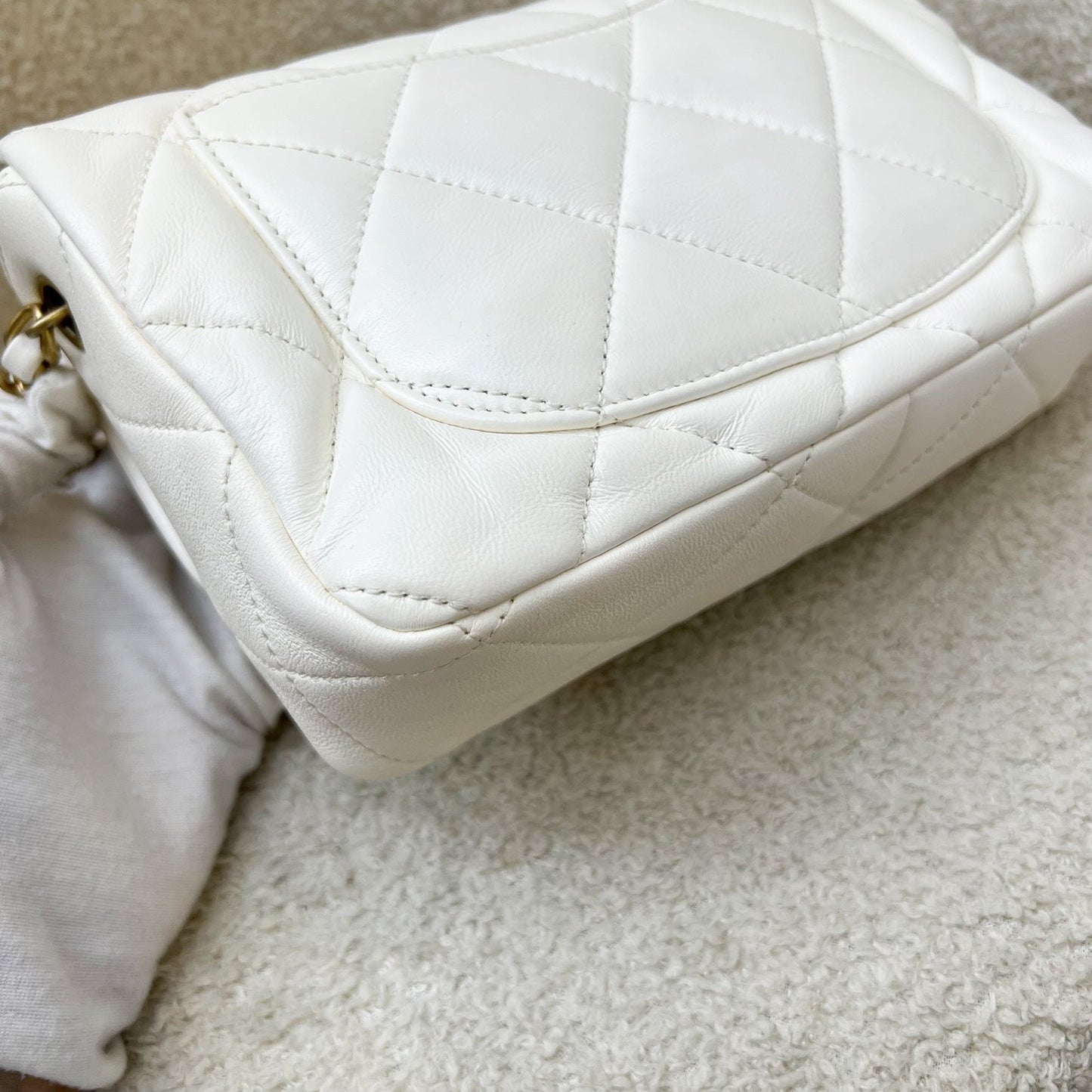 GLM-23S Heart Clasp Small Flap in White Lambskin and AGHW (Model: AS3986)