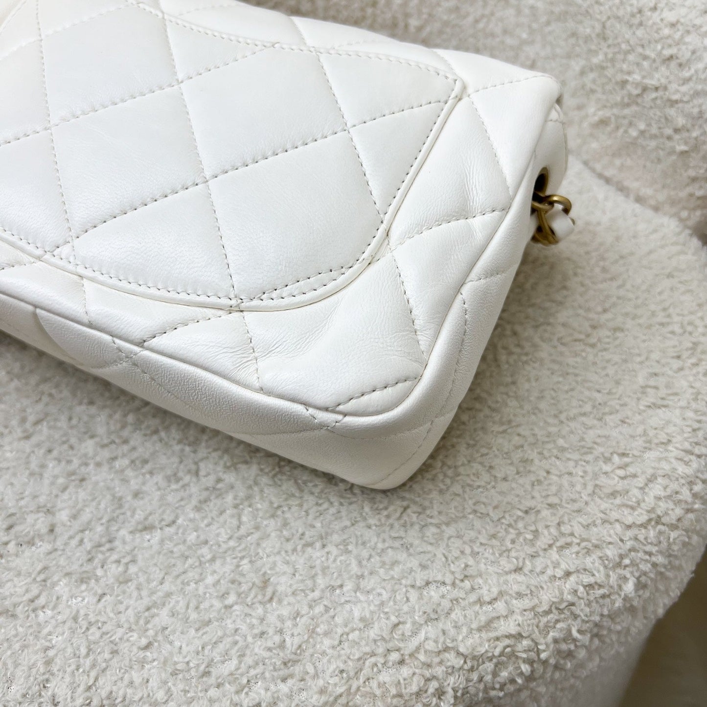 GLM-23S Heart Clasp Small Flap in White Lambskin and AGHW (Model: AS3986)