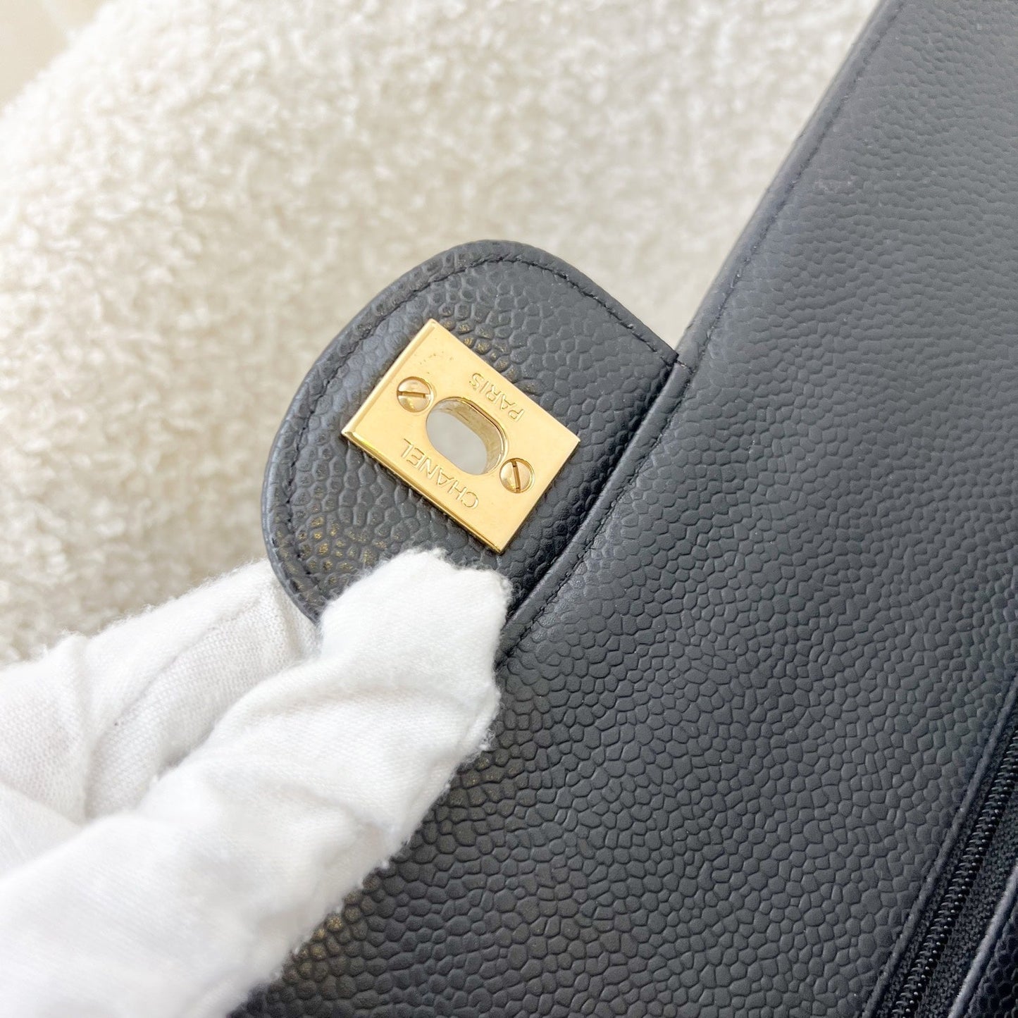 GLM- Medium Classic Flap CF in Black Caviar and 24K GHW
