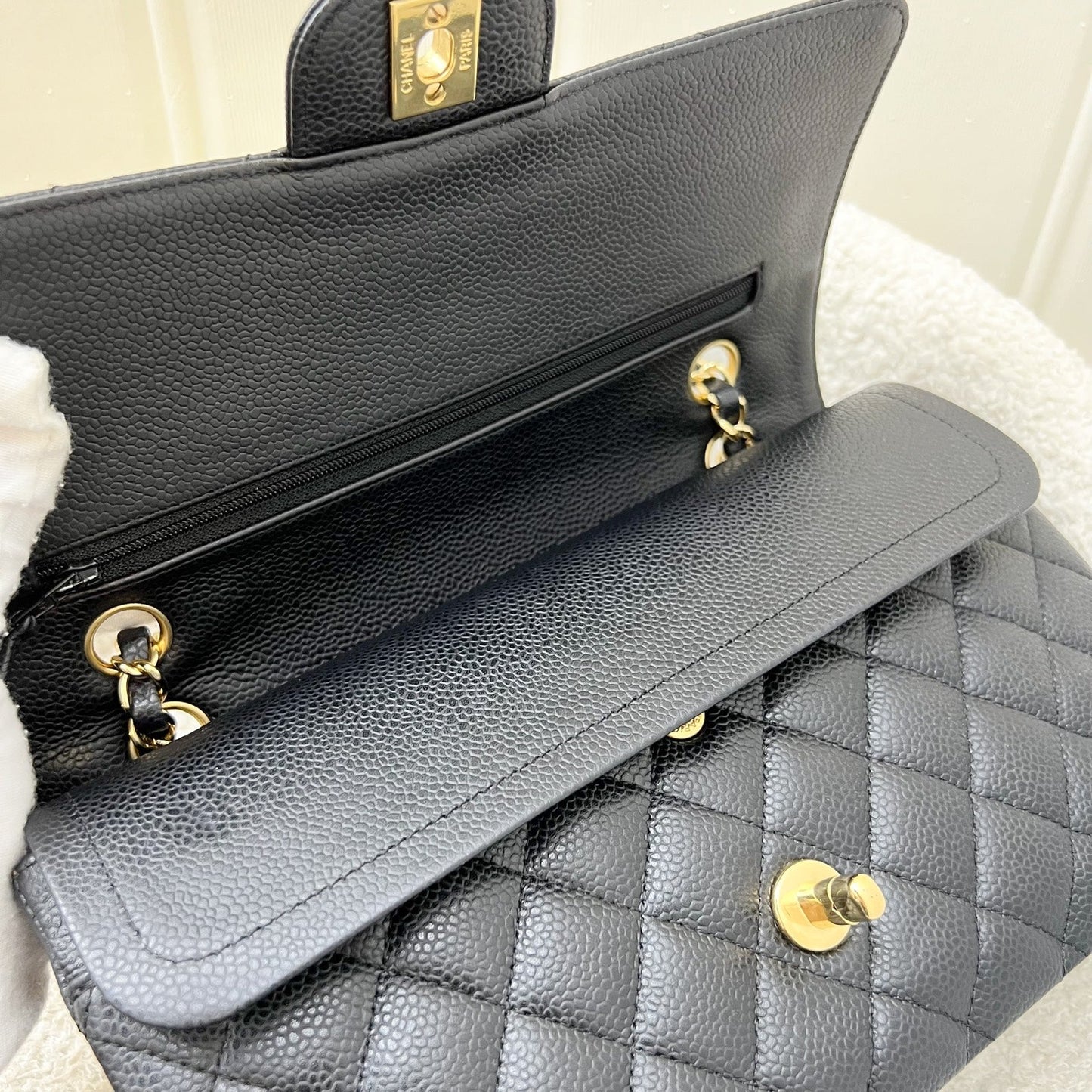 GLM- Medium Classic Flap CF in Black Caviar and 24K GHW