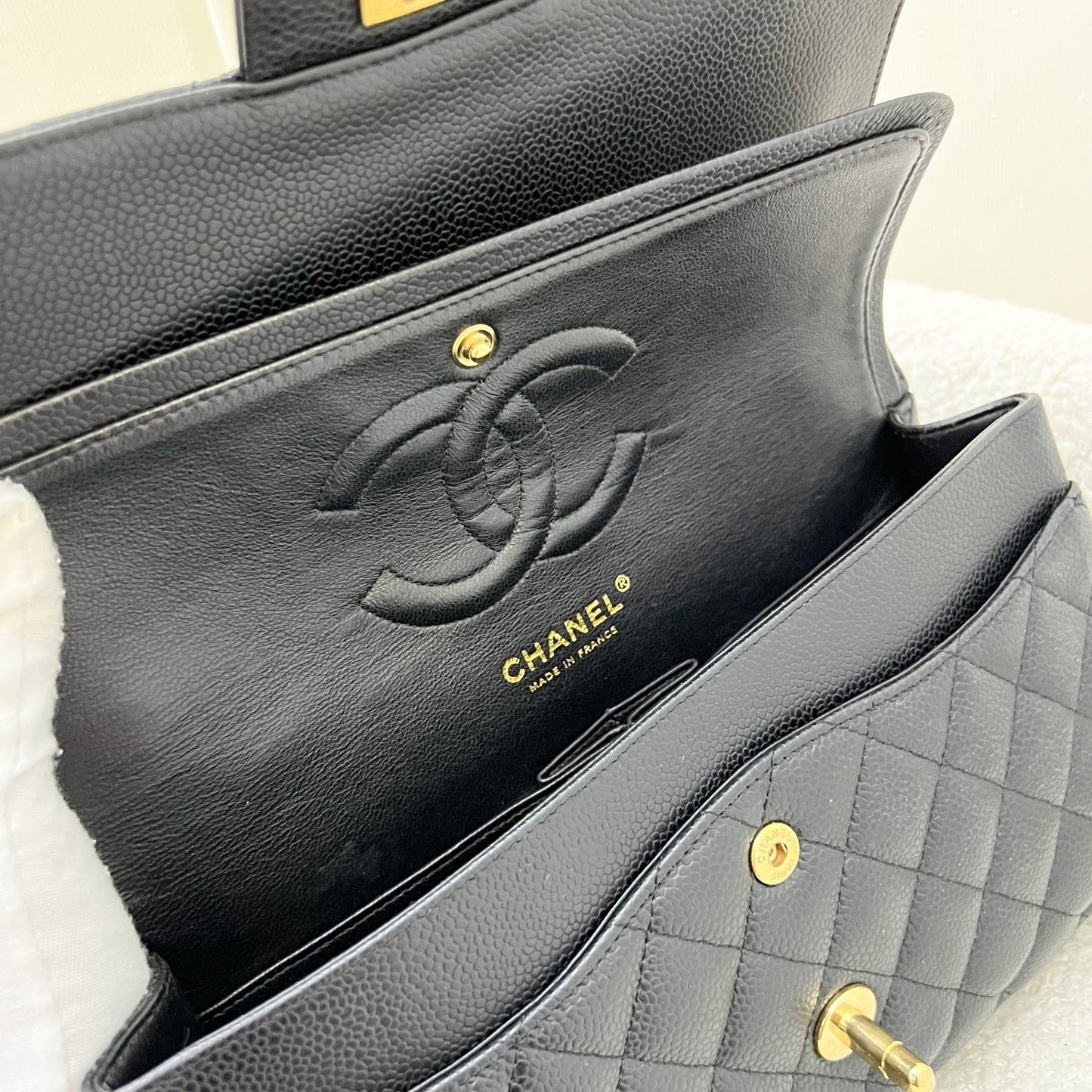 GLM- Medium Classic Flap CF in Black Caviar and 24K GHW