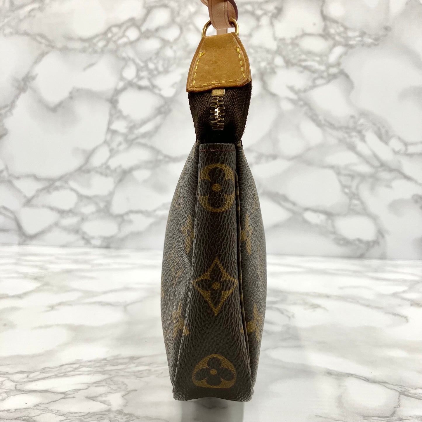 LUOIS VUITTON Monogram Pochette Axessoire