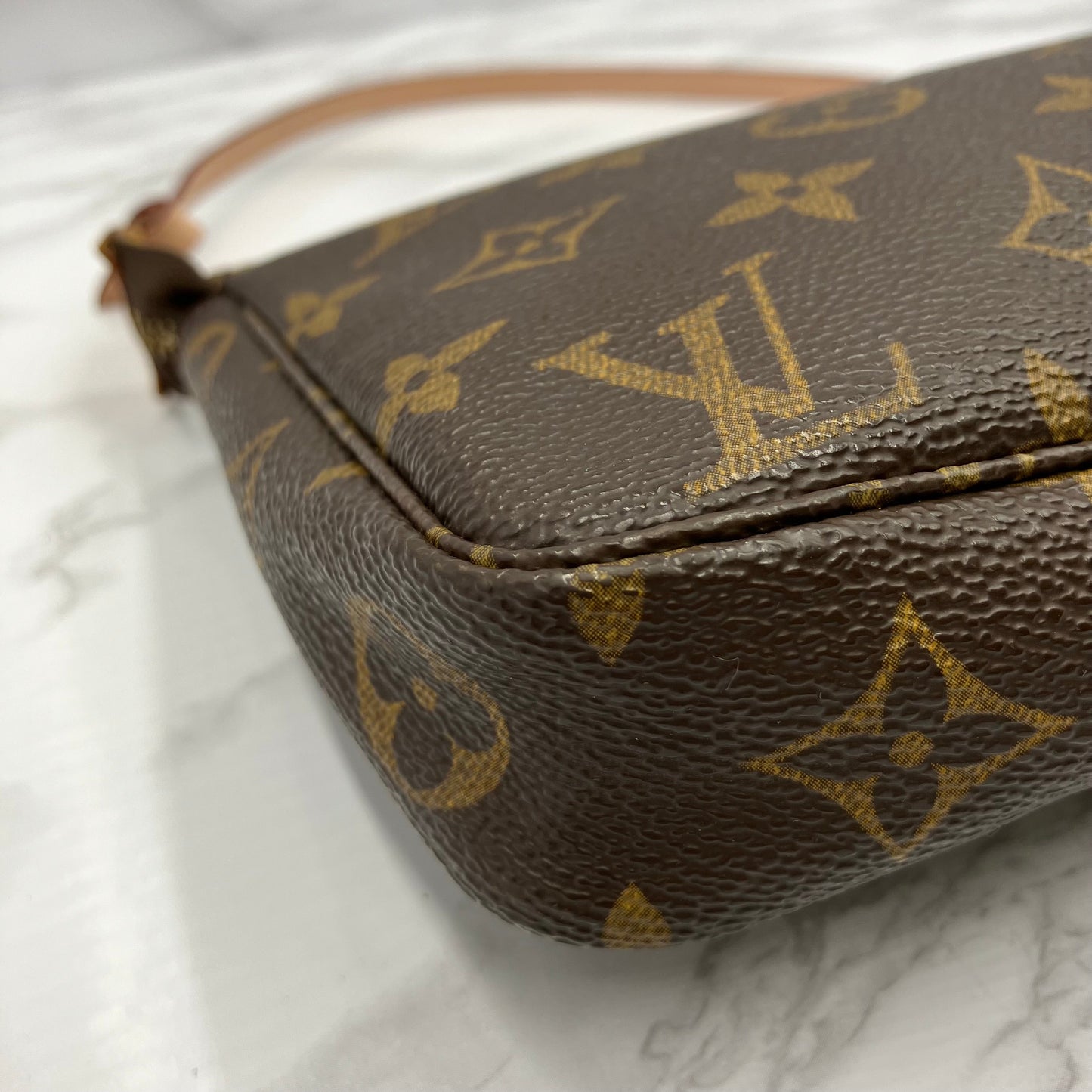 LUOIS VUITTON Monogram Pochette Axessoire