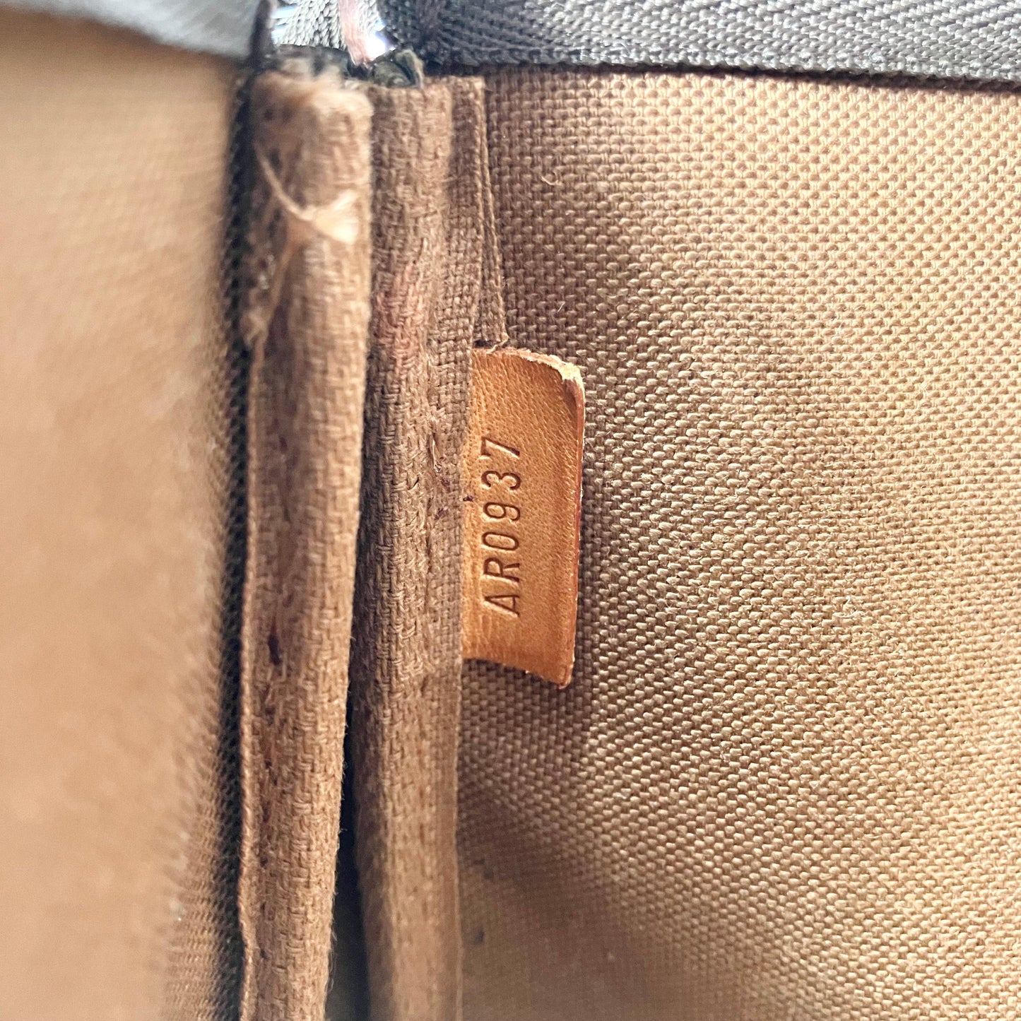 LUOIS VUITTON Monogram Pochette Axessoire