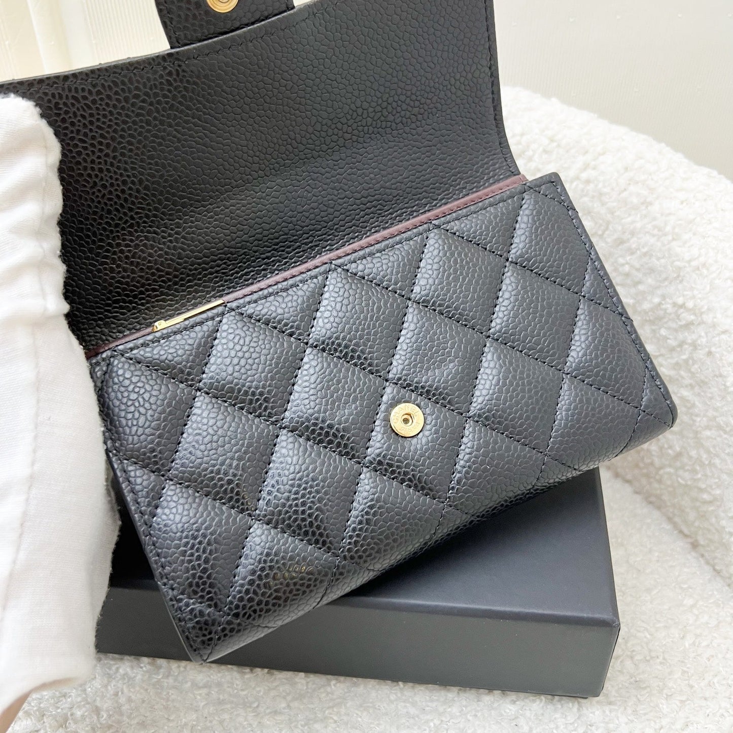 GLM-Classic Medium Trifold Wallet in Black Caviar and LGHW (Model: AP0232)