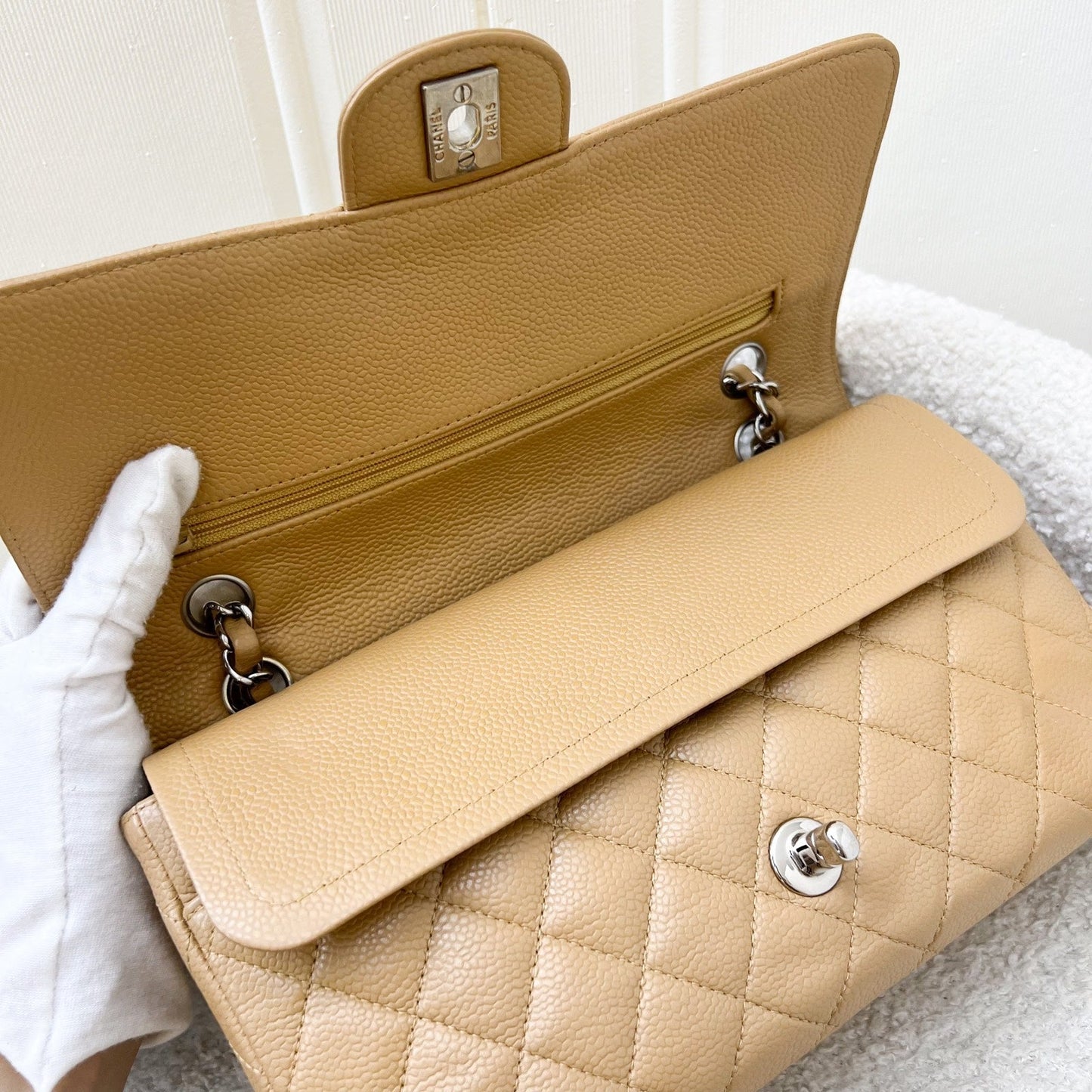 GLM-Medium Classic Flap CF in Beige Caviar and SHW