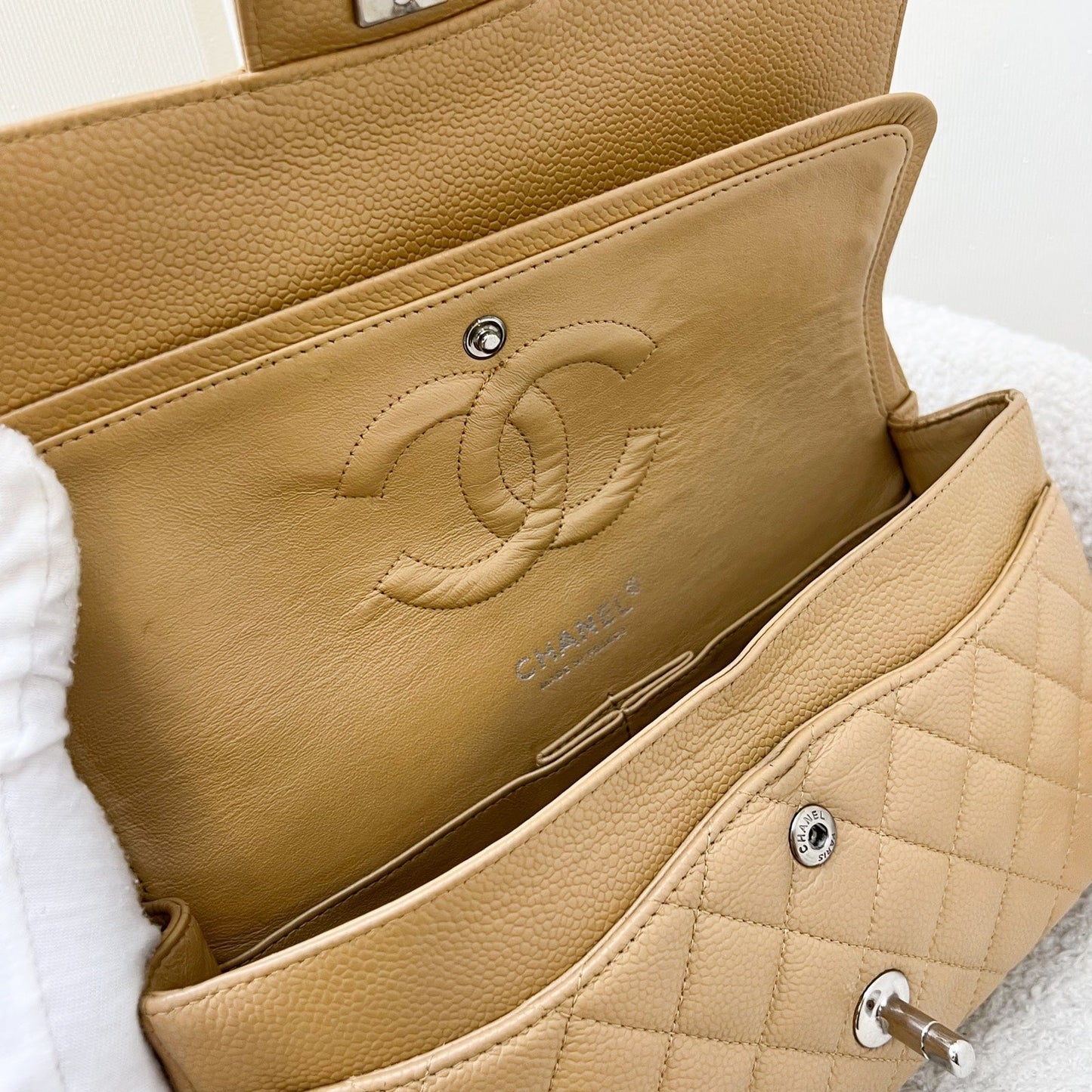 GLM-Medium Classic Flap CF in Beige Caviar and SHW