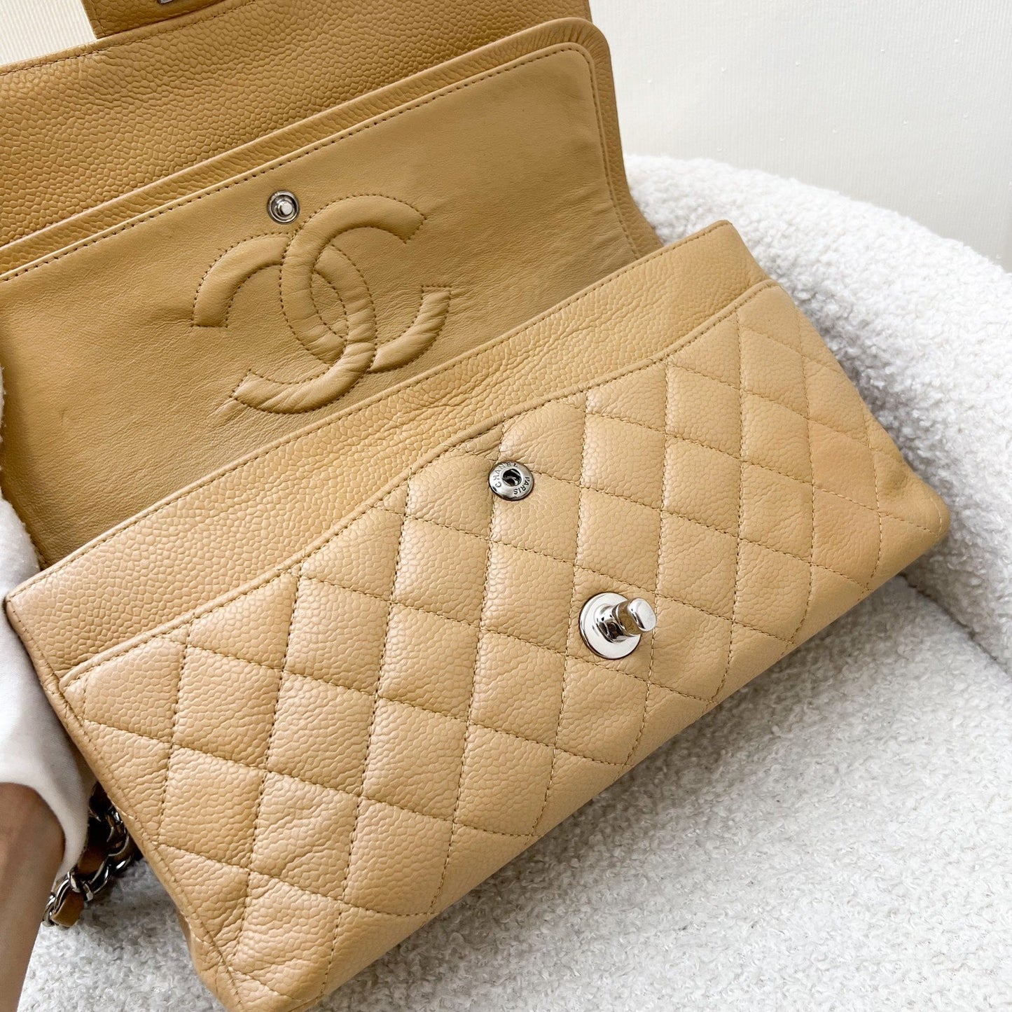 GLM-Medium Classic Flap CF in Beige Caviar and SHW