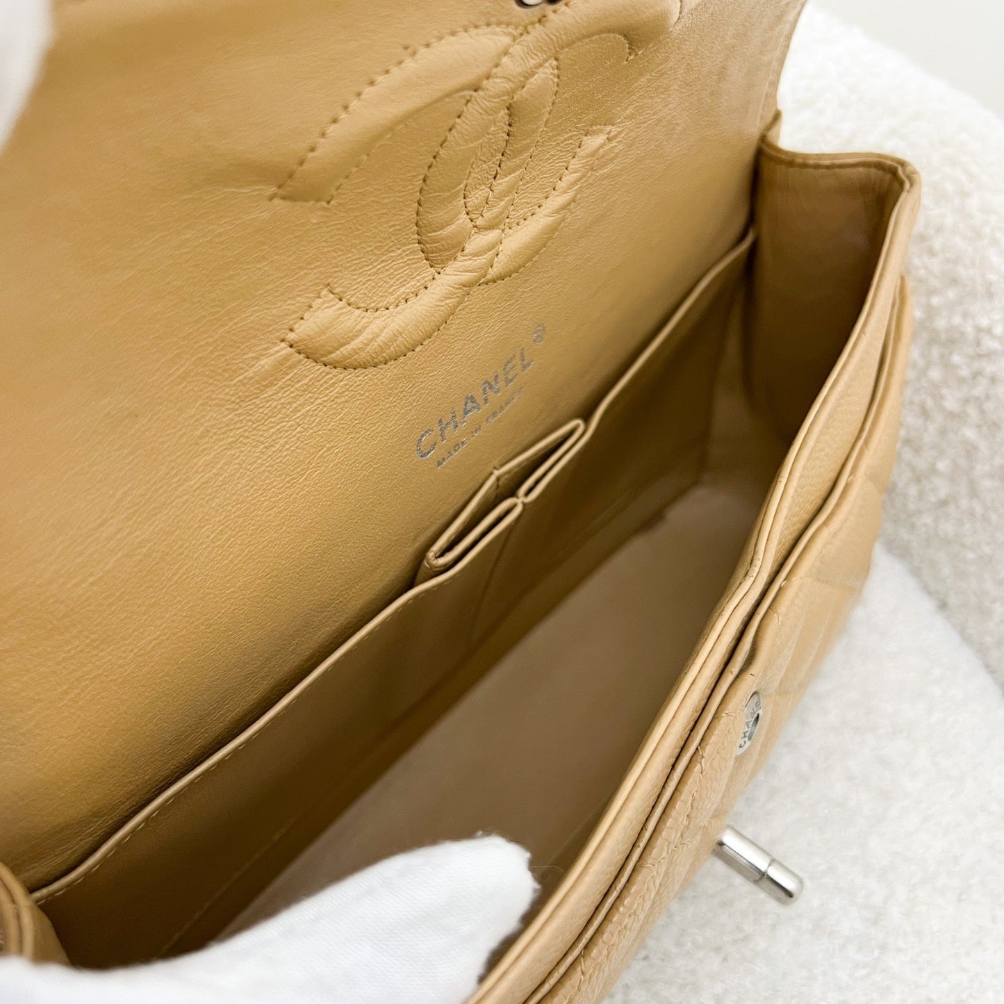 GLM-Medium Classic Flap CF in Beige Caviar and SHW