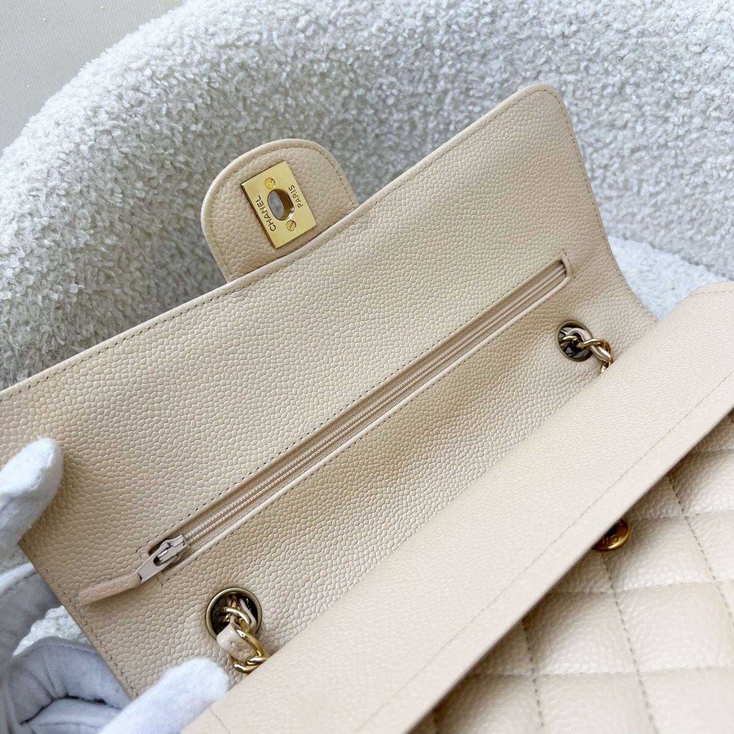 GLM-Medium Classic Flap CF in Beige Caviar and GHW