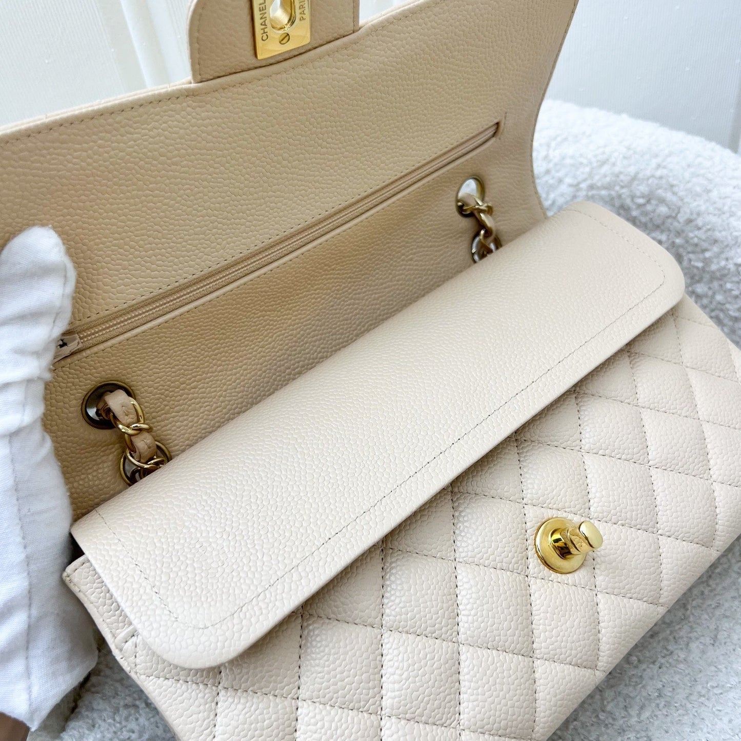 GLM-Medium Classic Flap CF in Beige Caviar and GHW