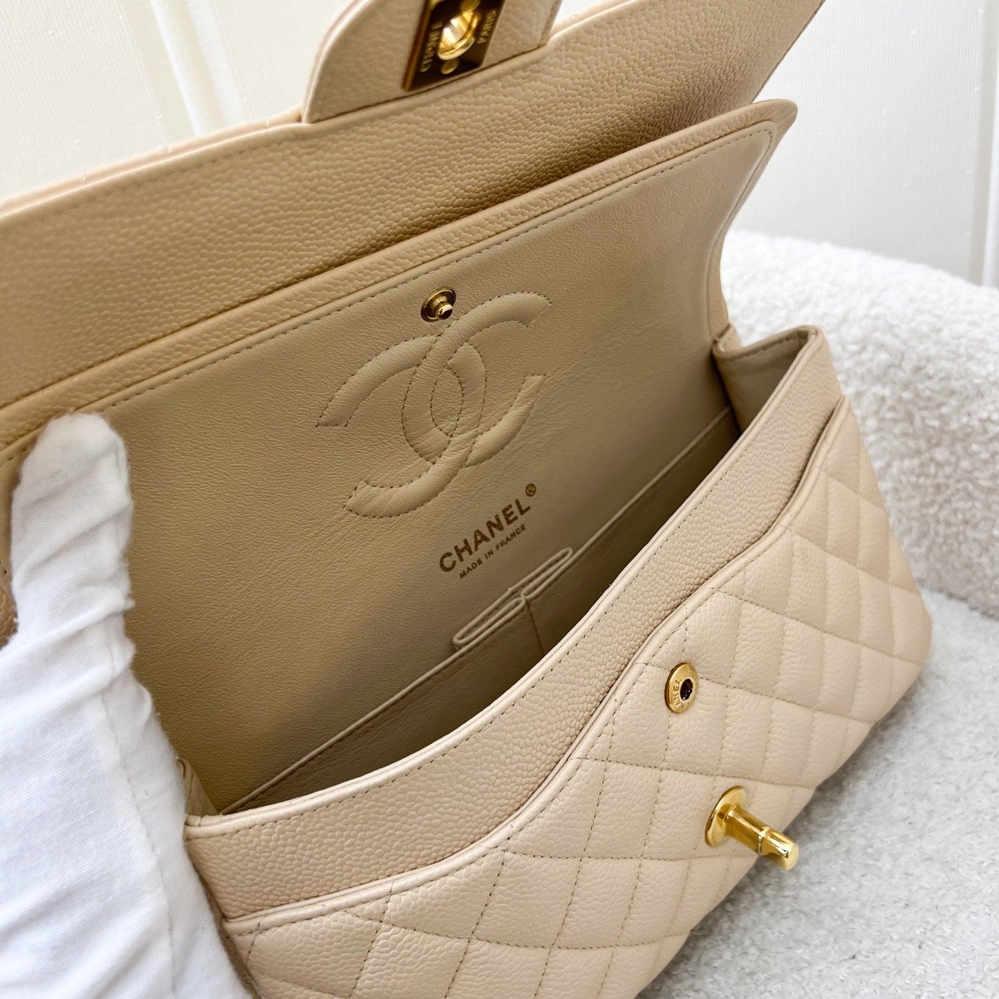 GLM-Medium Classic Flap CF in Beige Caviar and GHW