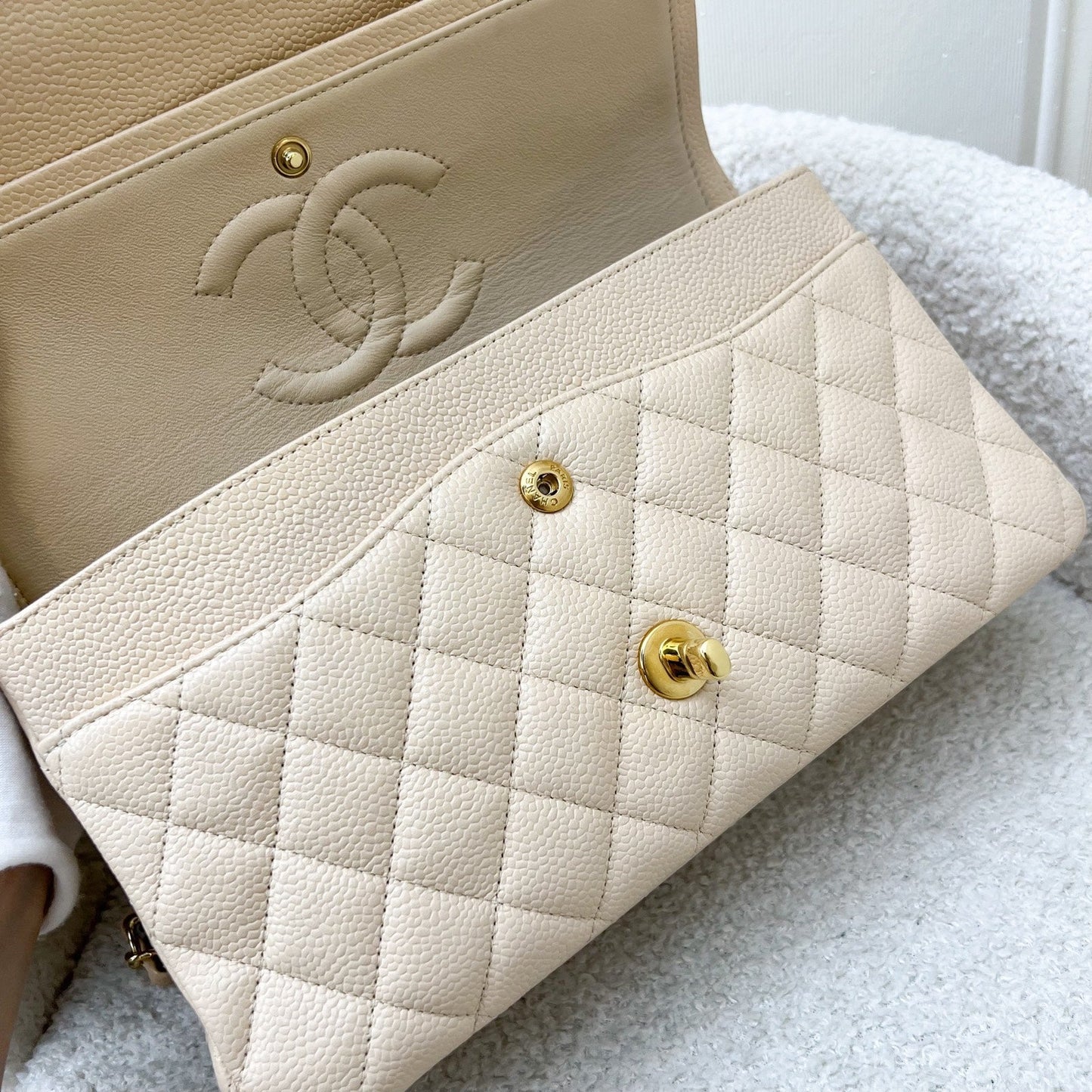 GLM-Medium Classic Flap CF in Beige Caviar and GHW