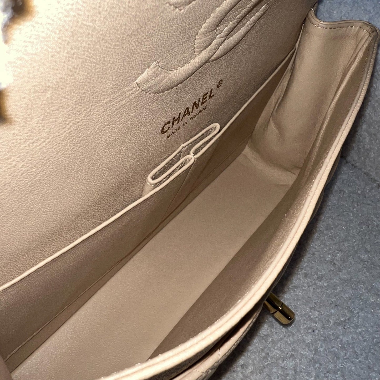 GLM-Medium Classic Flap CF in Beige Caviar and GHW