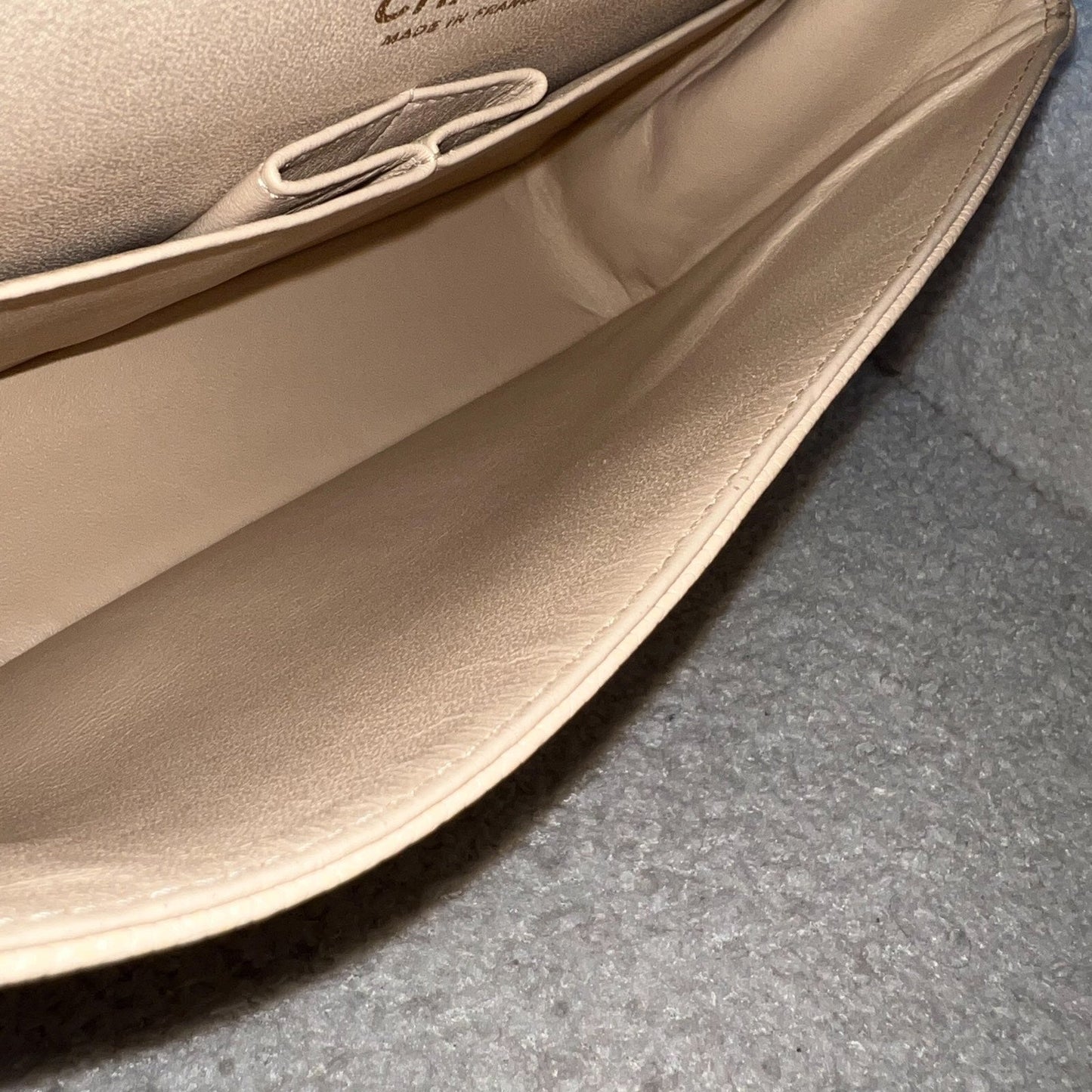 GLM-Medium Classic Flap CF in Beige Caviar and GHW