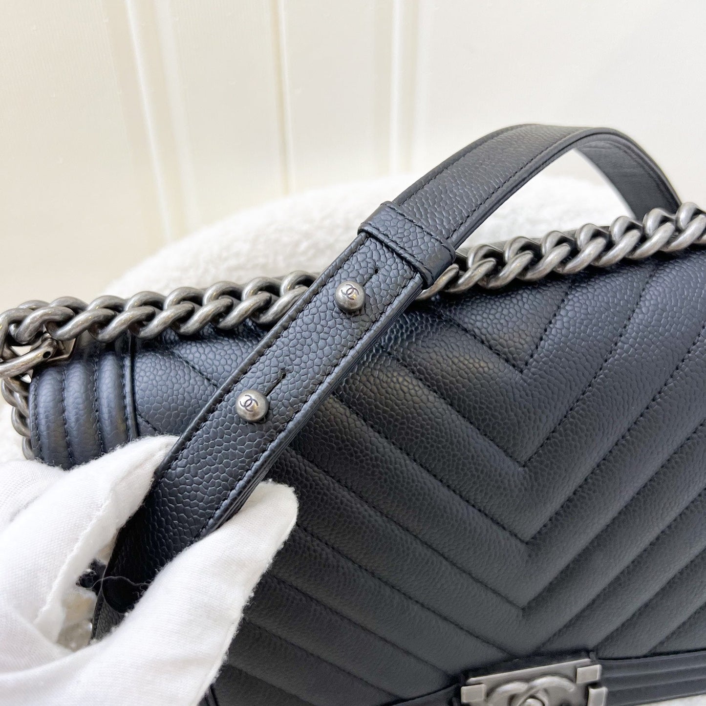 GLM-New Medium / Large 28cm Boy in Chevron Quilted Black Caviar and RHW (Model: A92193)