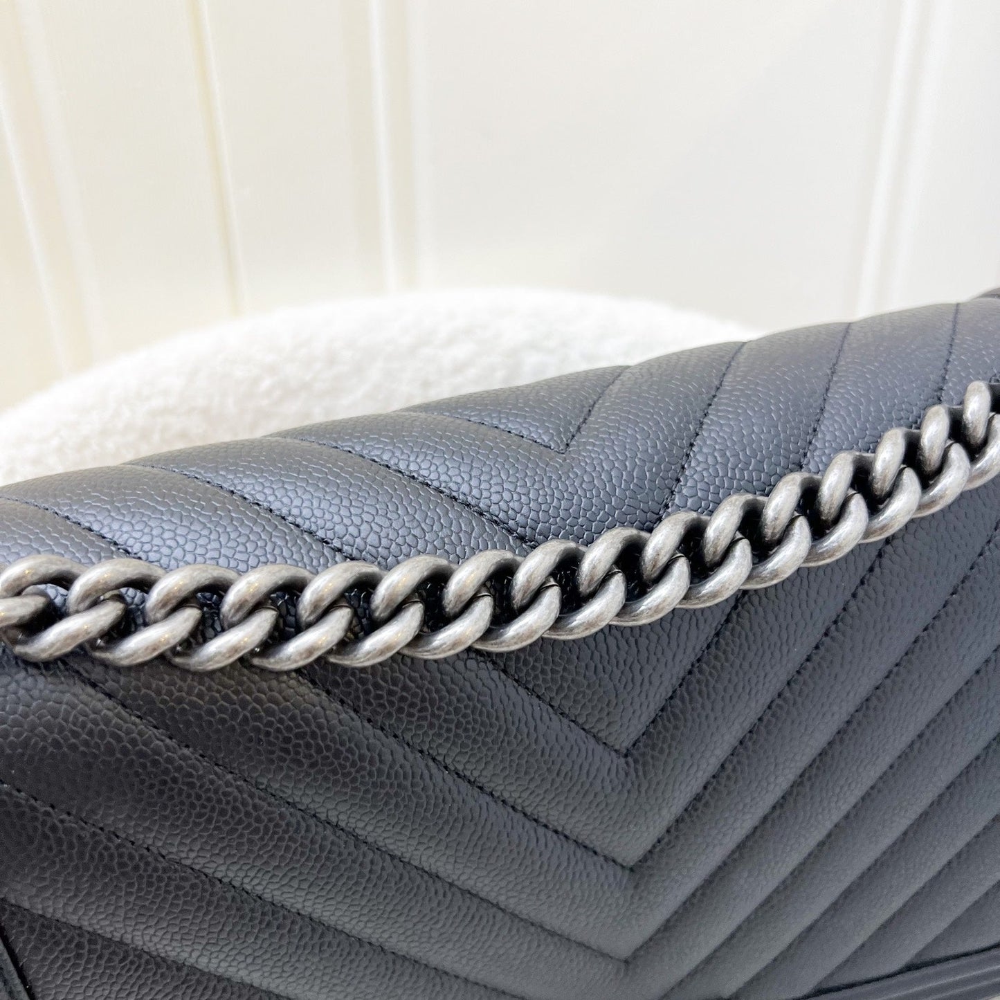 GLM-New Medium / Large 28cm Boy in Chevron Quilted Black Caviar and RHW (Model: A92193)