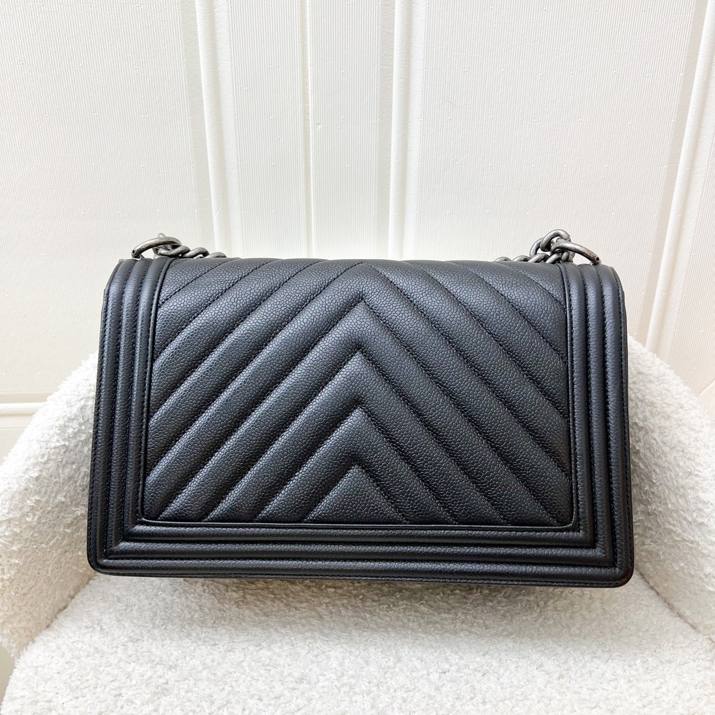 GLM-New Medium / Large 28cm Boy in Chevron Quilted Black Caviar and RHW (Model: A92193)