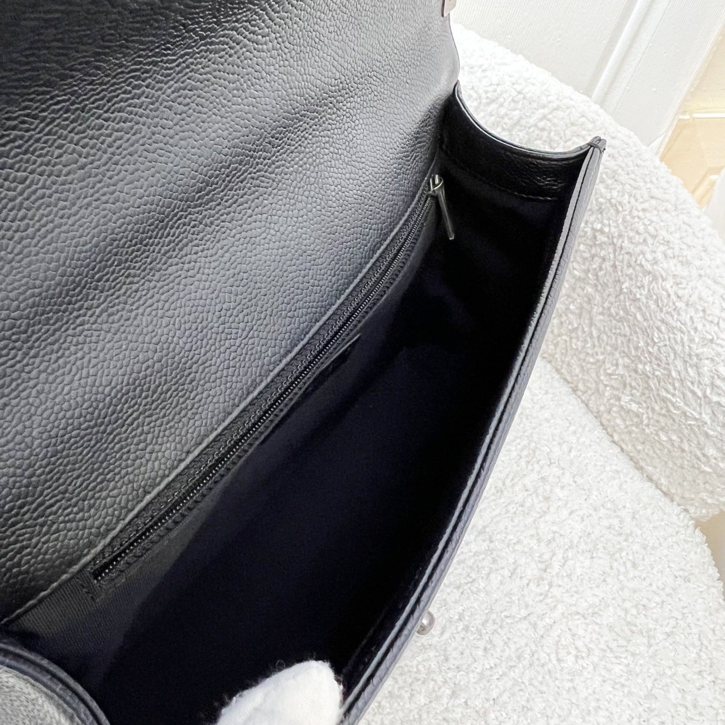 GLM-New Medium / Large 28cm Boy in Chevron Quilted Black Caviar and RHW (Model: A92193)