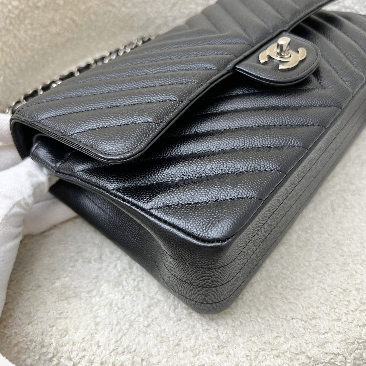 GLM-Medium Classic Flap CF in Chevron Quilted Black Caviar and SHW (Model: A01112)