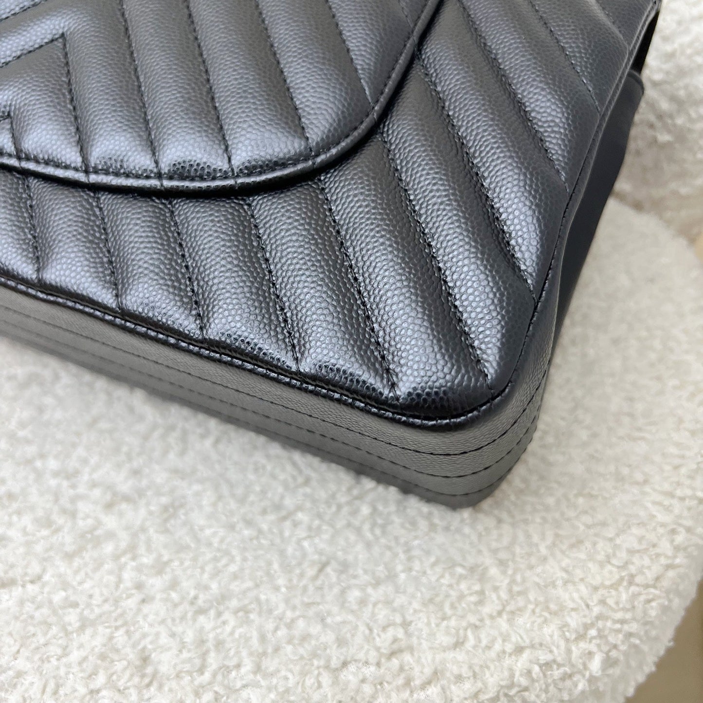 GLM-Medium Classic Flap CF in Chevron Quilted Black Caviar and SHW (Model: A01112)