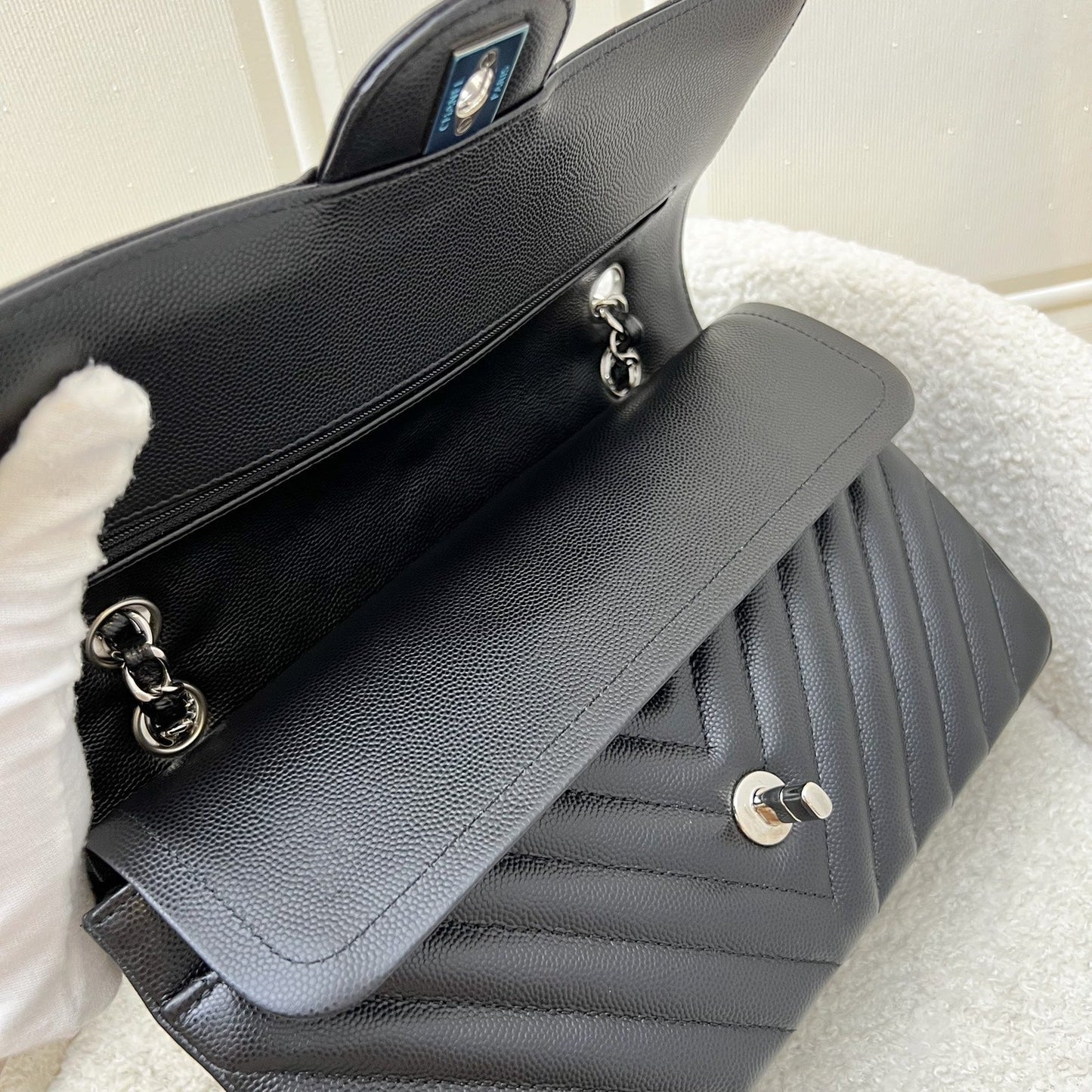 GLM-Medium Classic Flap CF in Chevron Quilted Black Caviar and SHW (Model: A01112)