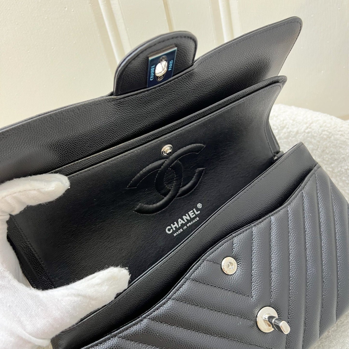 GLM-Medium Classic Flap CF in Chevron Quilted Black Caviar and SHW (Model: A01112)