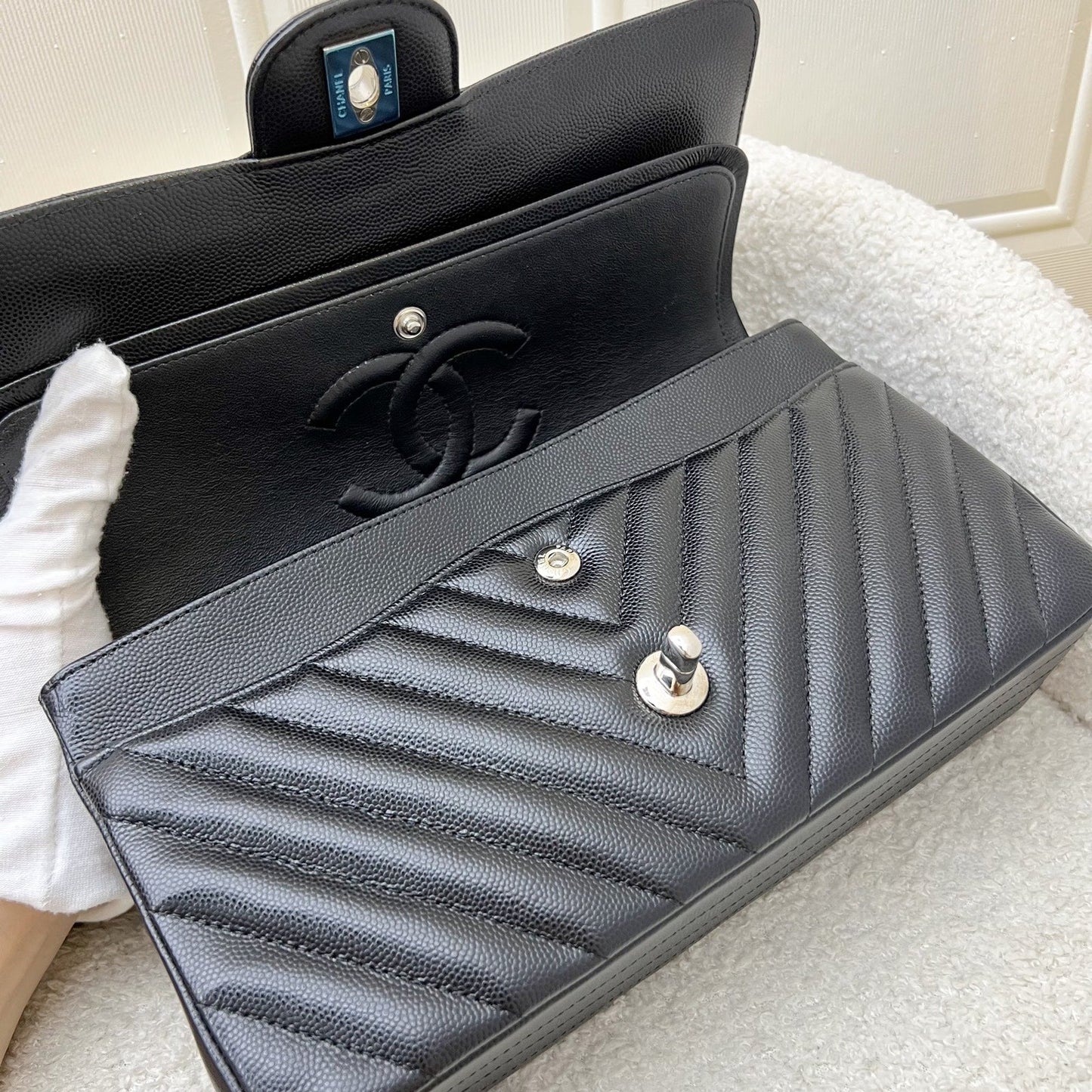 GLM-Medium Classic Flap CF in Chevron Quilted Black Caviar and SHW (Model: A01112)