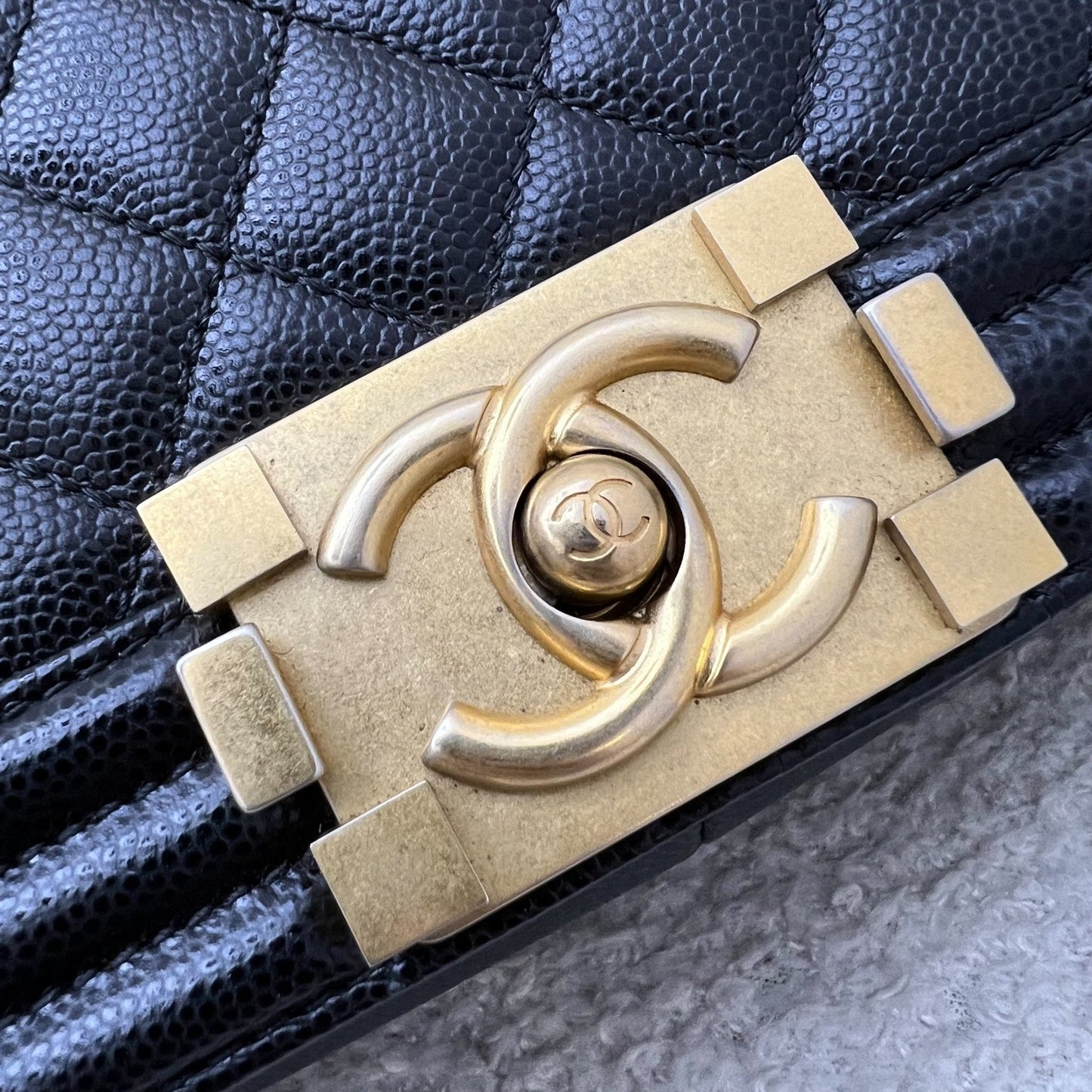 GLM-Medium 25cm Boy Flap in Black Caviar and AGHW
