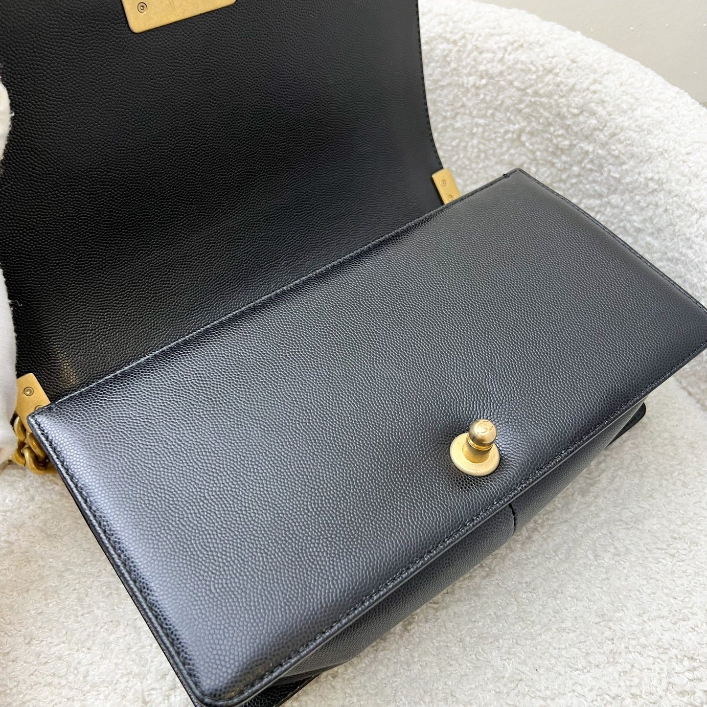 GLM-Medium 25cm Boy Flap in Black Caviar and AGHW