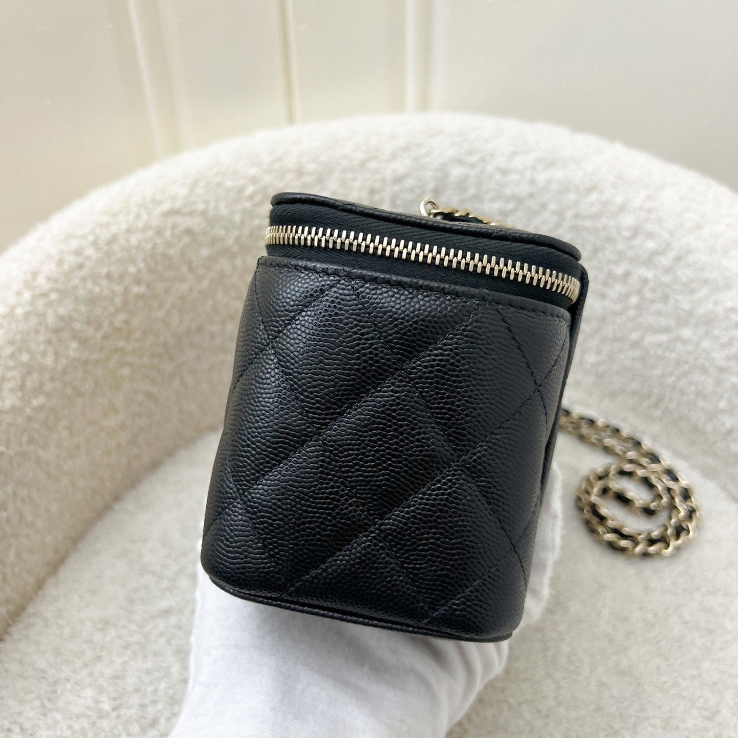 GLM-25P Crystals Logo Vanity in Black Caviar and LGHW