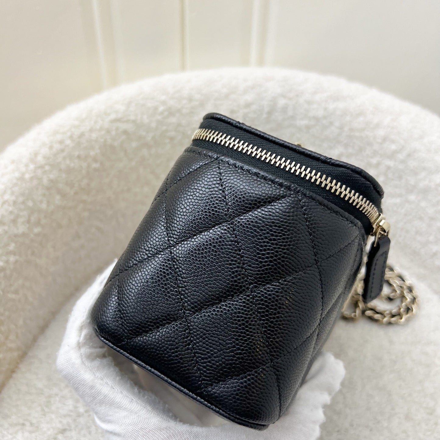 GLM-25P Crystals Logo Vanity in Black Caviar and LGHW