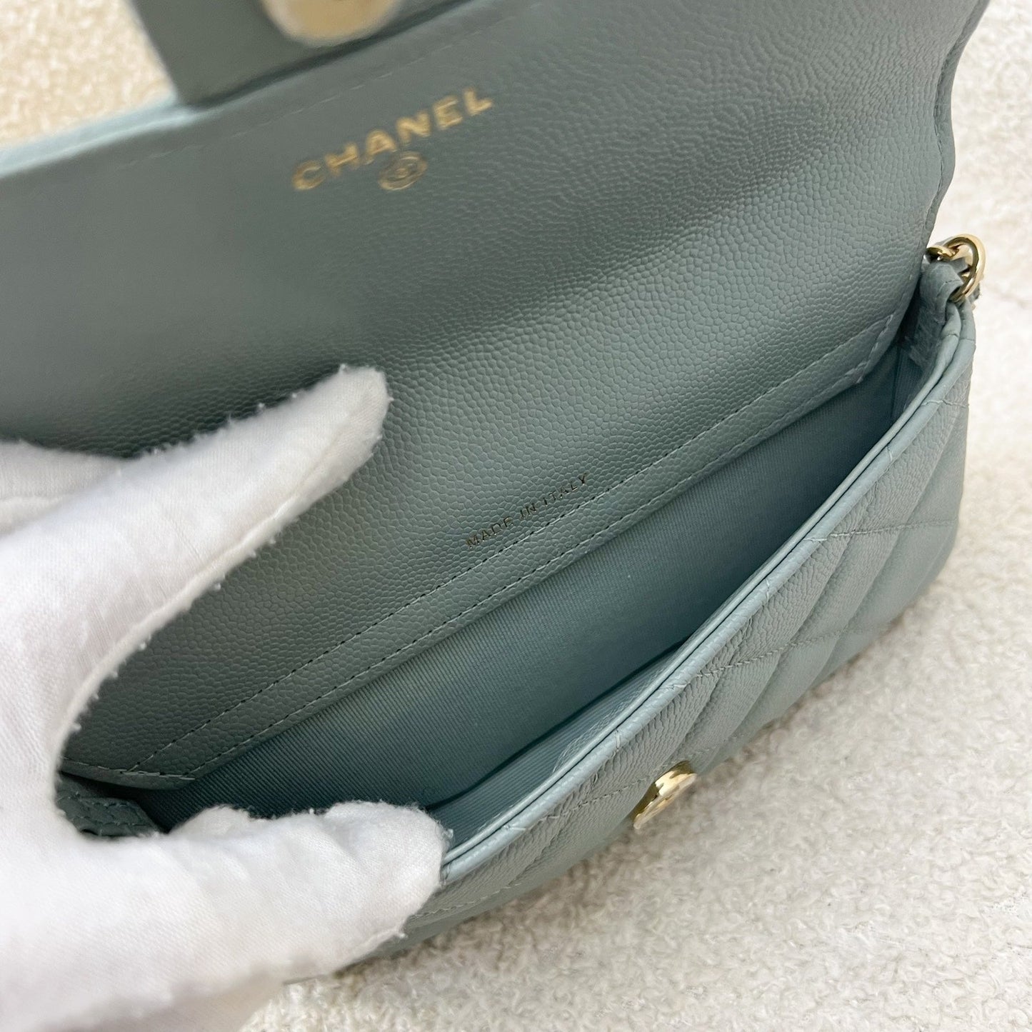 GLM-Phone Holder / Wallet On Chain in Seafoam Green Caviar and LGHW (Model: AP2096)