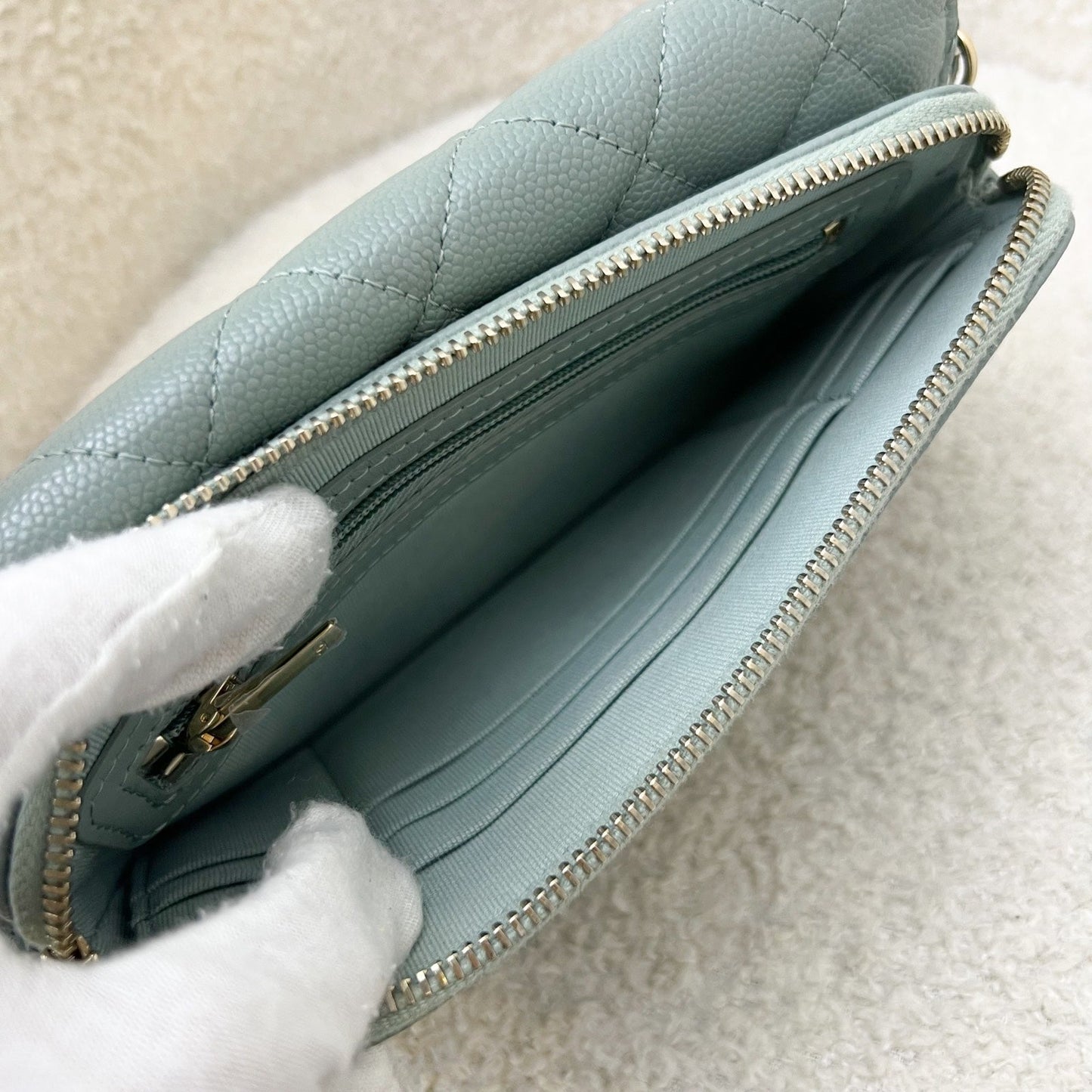 GLM-Phone Holder / Wallet On Chain in Seafoam Green Caviar and LGHW (Model: AP2096)