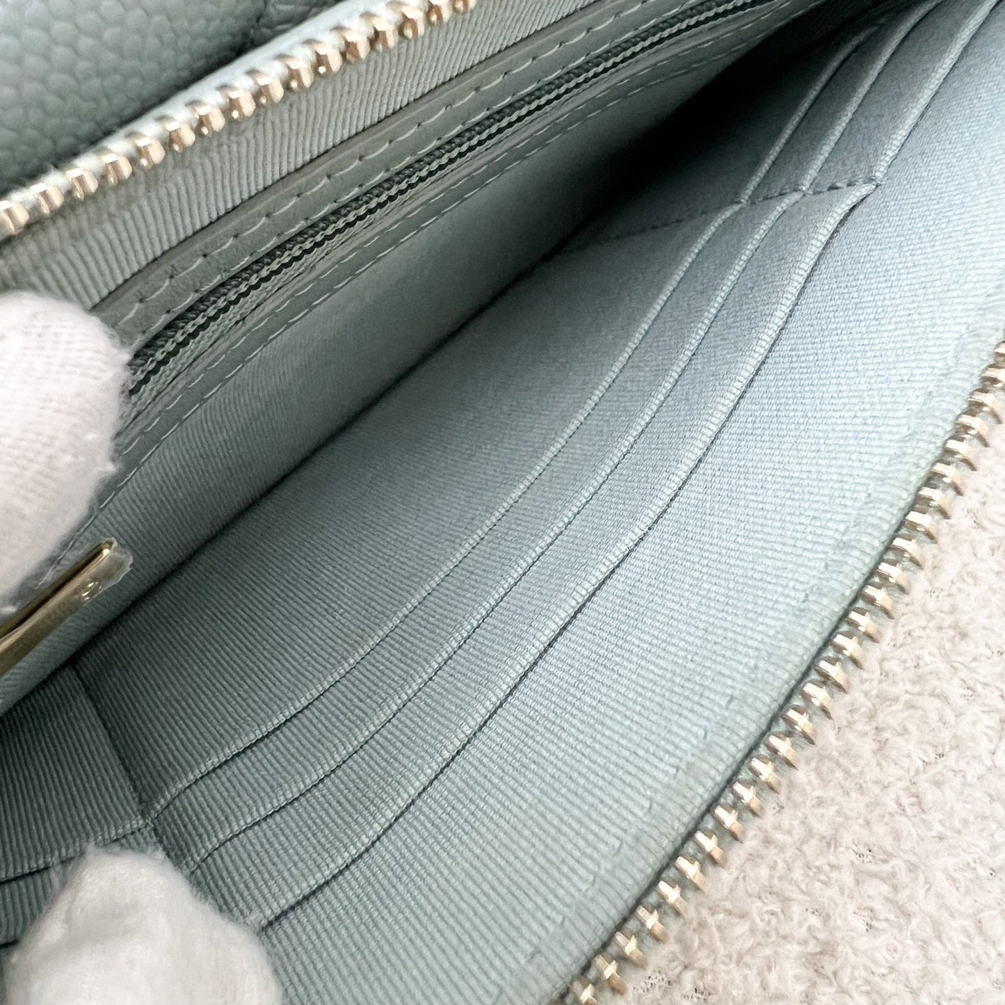 GLM-Phone Holder / Wallet On Chain in Seafoam Green Caviar and LGHW (Model: AP2096)