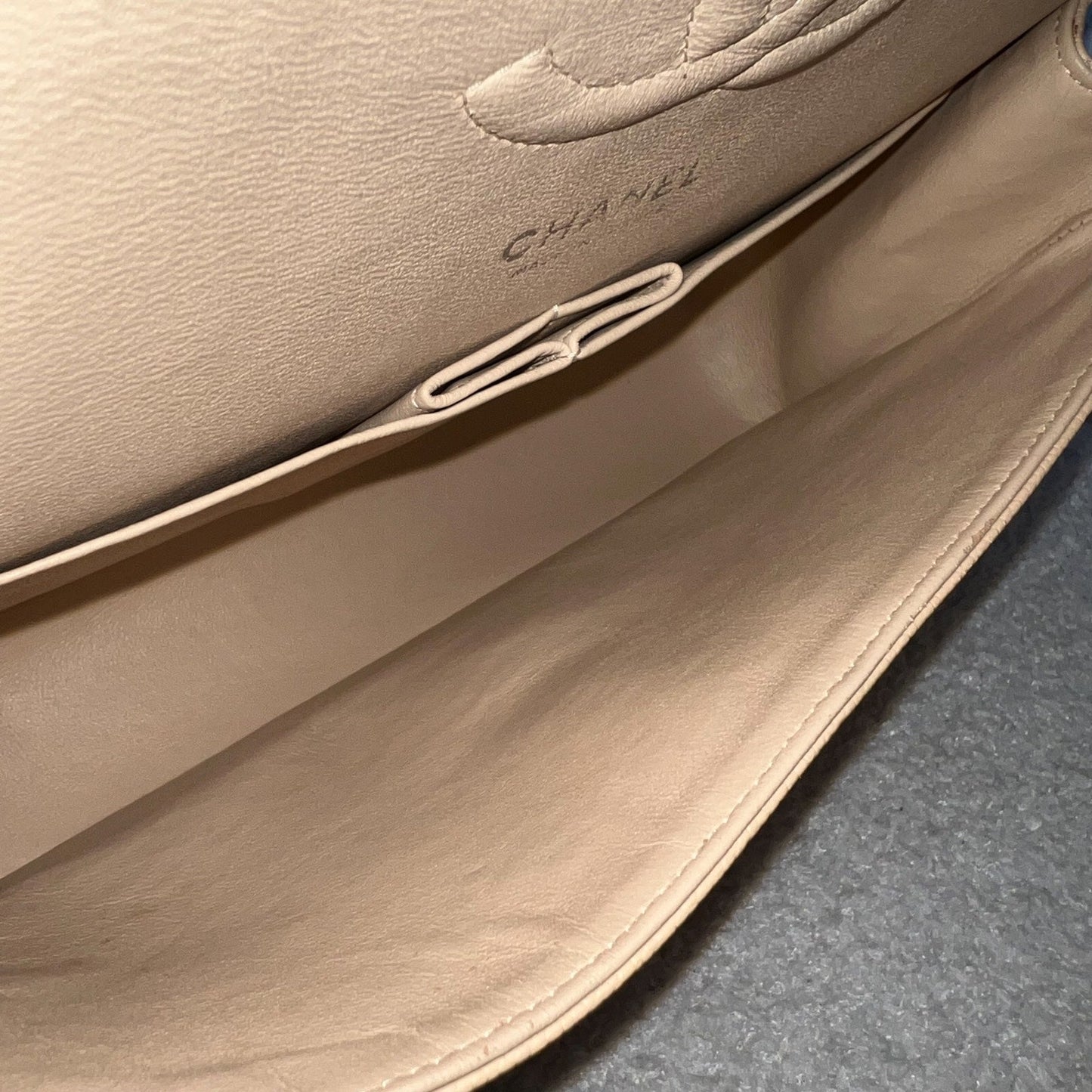 GLM-Medium Classic Flap CF in Beige Caviar and SHW
