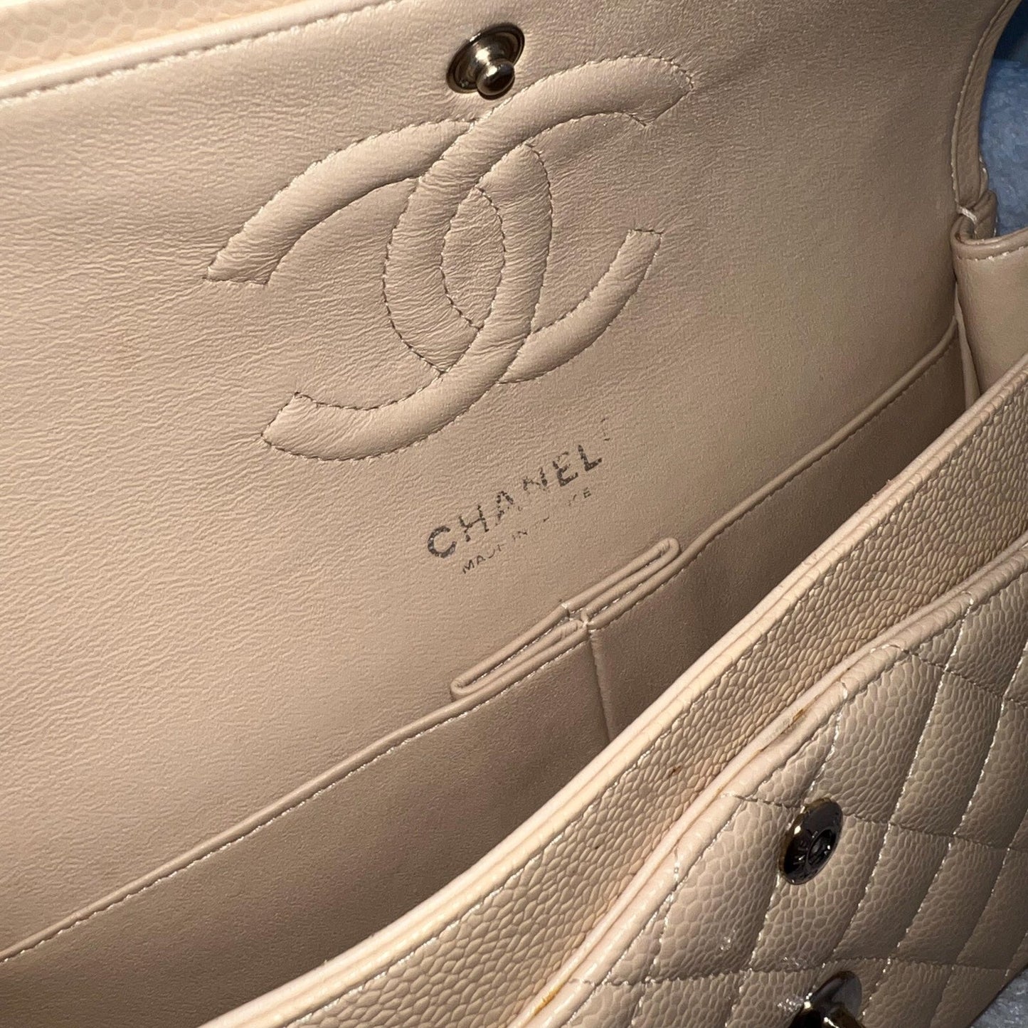 GLM-Medium Classic Flap CF in Beige Caviar and SHW