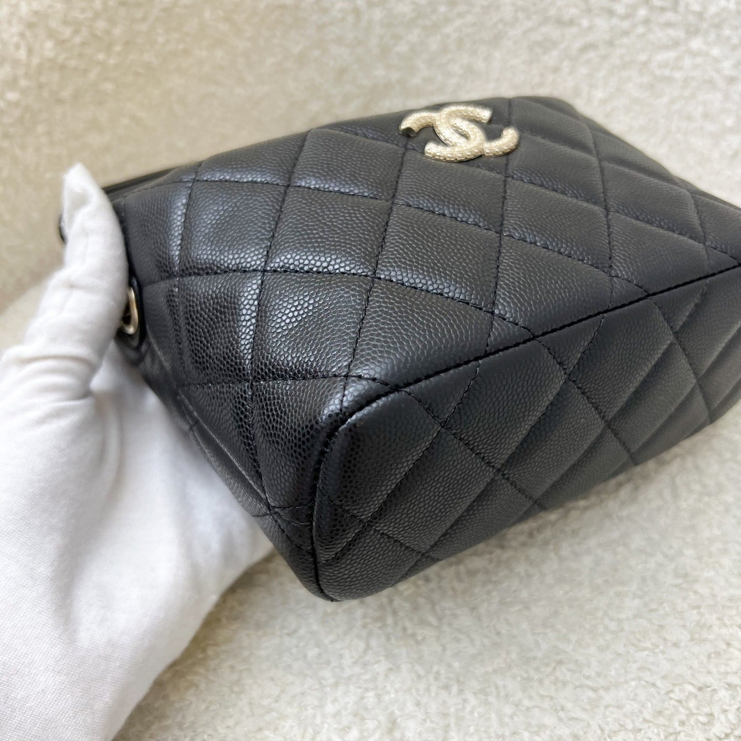 GLM-25A Quilted Hobo Clutch on Chain in Black Caviar and LGHW