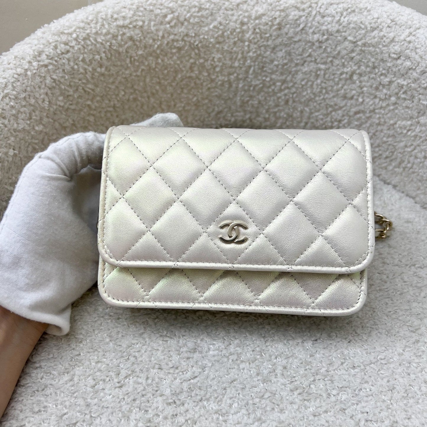 GLM-Mini Wallet On Chain WOC in 20B Iridescent Ivory Lambskin and LGHW (Model: AP1649)