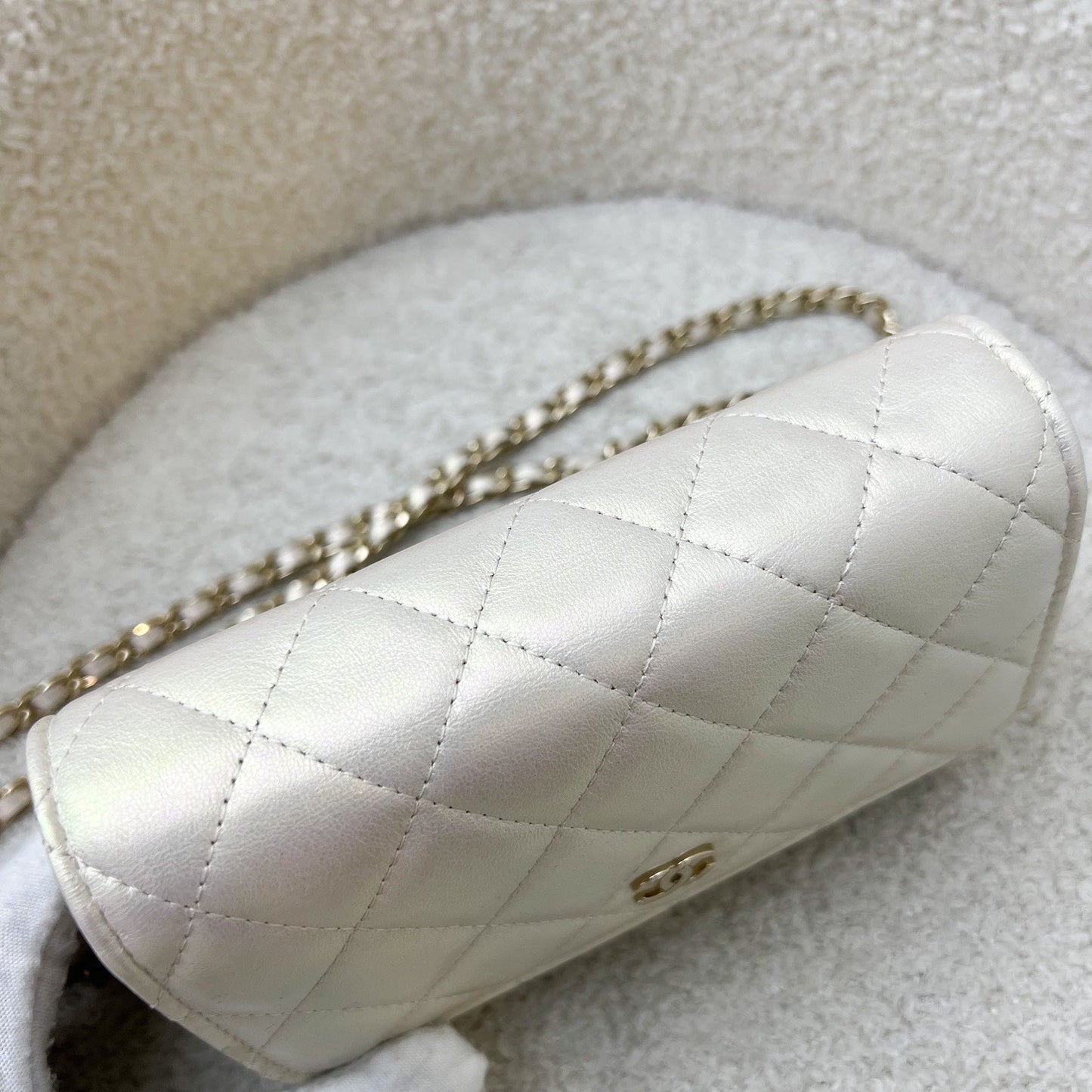 GLM-Mini Wallet On Chain WOC in 20B Iridescent Ivory Lambskin and LGHW (Model: AP1649)