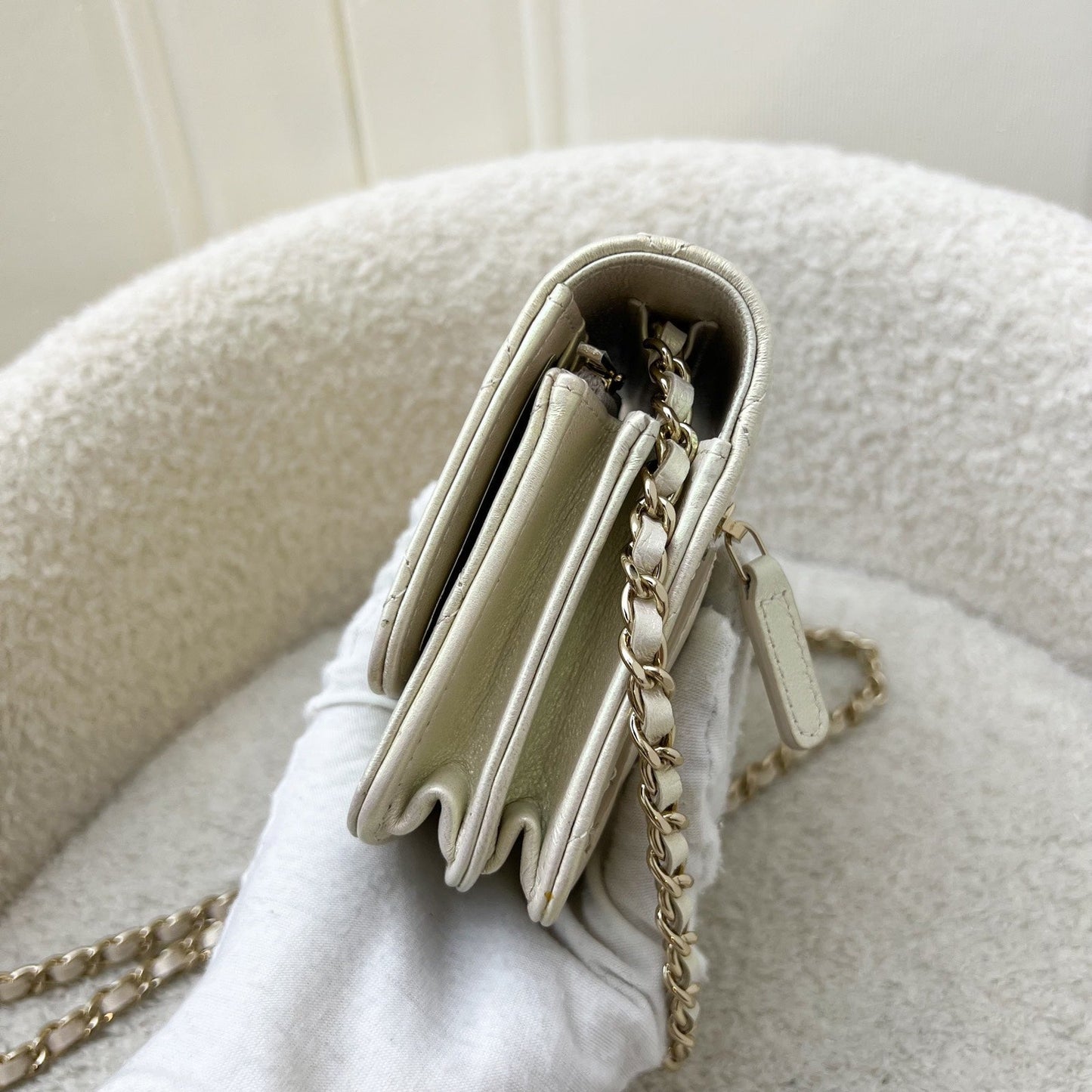 GLM-Mini Wallet On Chain WOC in 20B Iridescent Ivory Lambskin and LGHW (Model: AP1649)